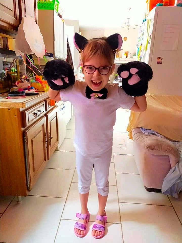 Lucie participe au concours pour gagner de l'argent avec cette photo : animation, child, costume, event, eyewear, flooring, fun, fur, happy, joy, magenta, mascot, party, people, person, pink, room, shorts, snapshot, stuffed_toy