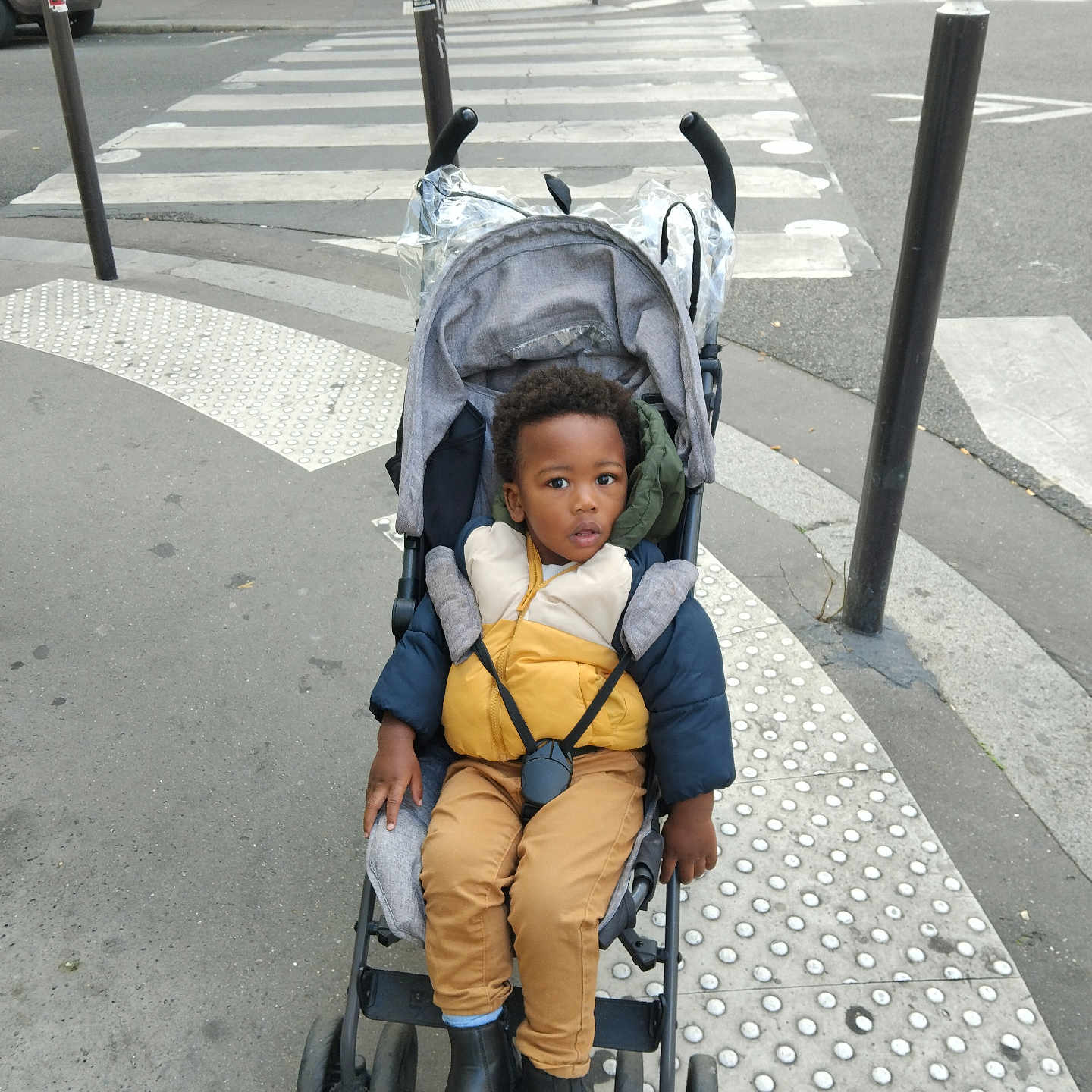 Rodady participe au concours pour gagner de l'argent avec cette photo : asphalt, baby, bicycle, boots, child, city, crosswalk, curb, metal_pole, outdoor, outerwear, pedestrian, portrait, puffer_jacket, sidewalk, street, stroller, toddler, urban, winter_clothing