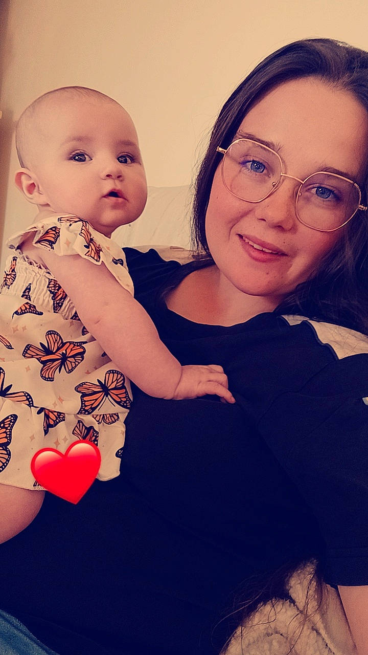 Gloria a rejoint le concours — aidez-le/la à gagner de superbes lots ! baby_toddler_clothing, cheek, eye, face, finger, flash_photography, gesture, glasses, happy, head, iris, joy, lip, nose, person, pink, shoulder, skin, sleeve, smile