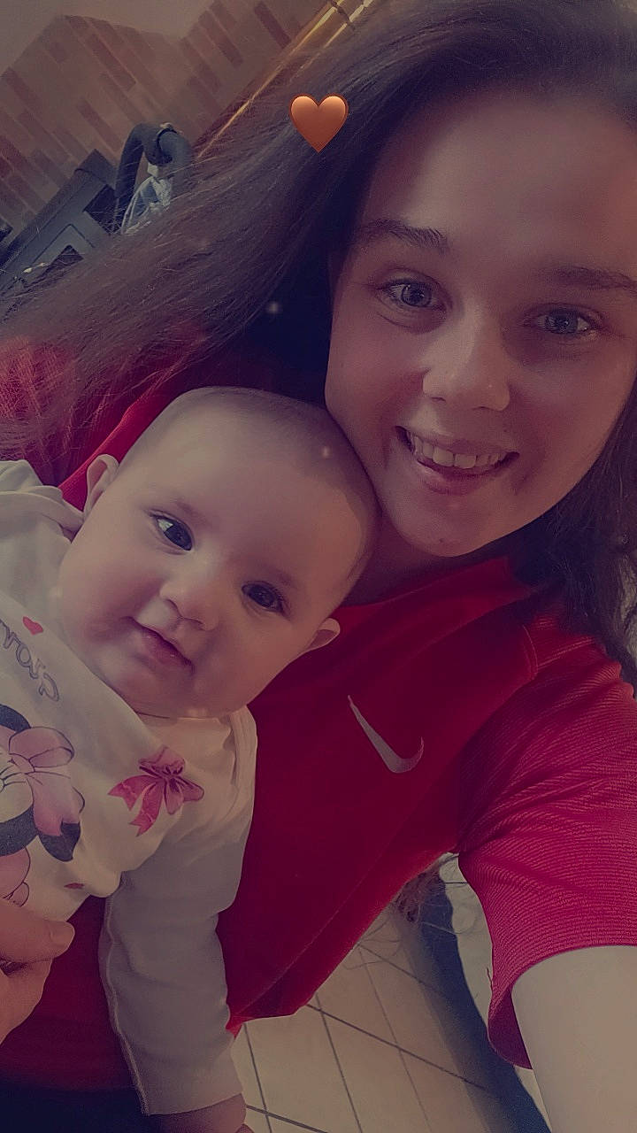 Gloria participe au concours pour gagner de l'argent avec cette photo : baby_toddler_clothing, cheek, chin, cool, eye, eyebrow, face, facial_expression, fun, gesture, hairstyle, happy, head, iris, joy, lip, mouth, nose, person, pink