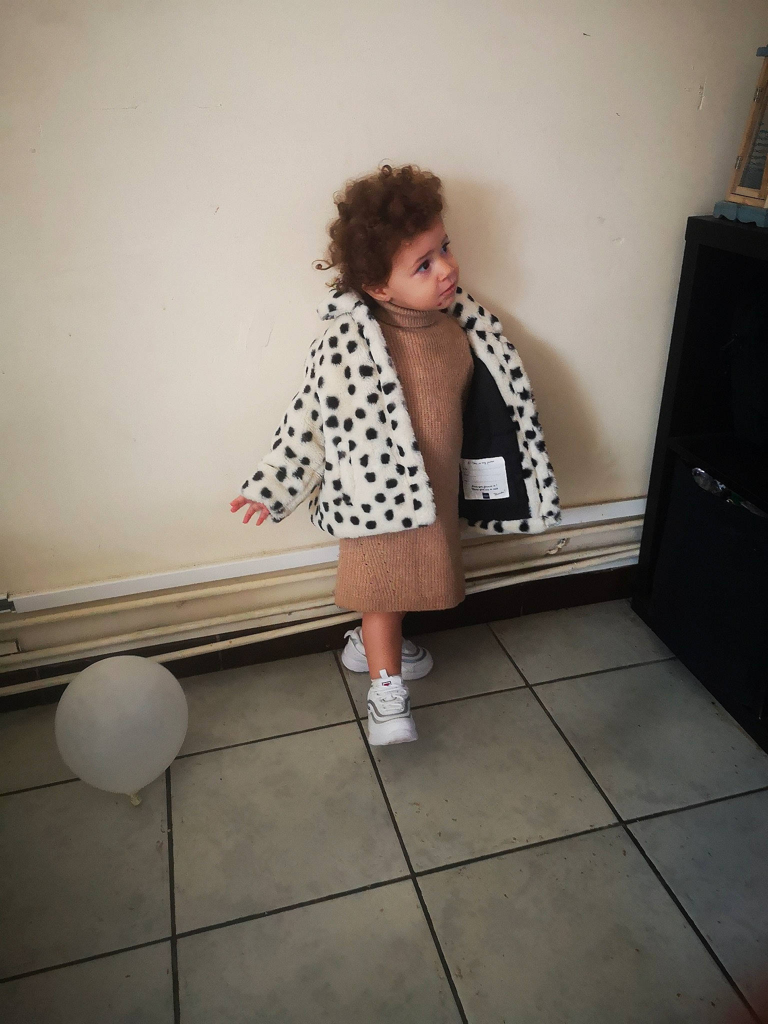 Maïa participe au concours pour gagner de l'argent avec cette photo : boot, calf, clothing, fashion_design, floor, flooring, foot, fun, fur, human_leg, joint, knee, pattern, person, room, sleeve, standing, street_fashion, sunglasses, thigh