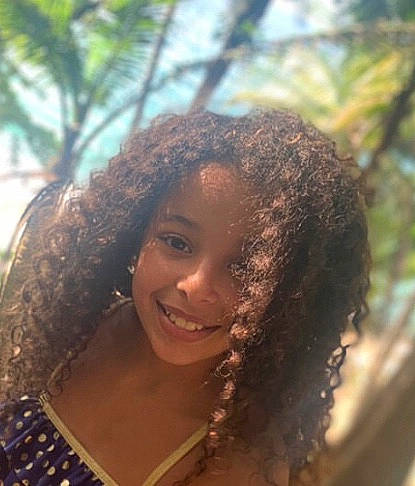 Wissal a rejoint le concours — aidez-le/la à gagner de superbes lots ! beauty, black_hair, brown_hair, eyebrow, hair, hairstyle, human, jheri_curl, joy, lace_wig, long_hair, person, ringlet, s_curl, smile, tree