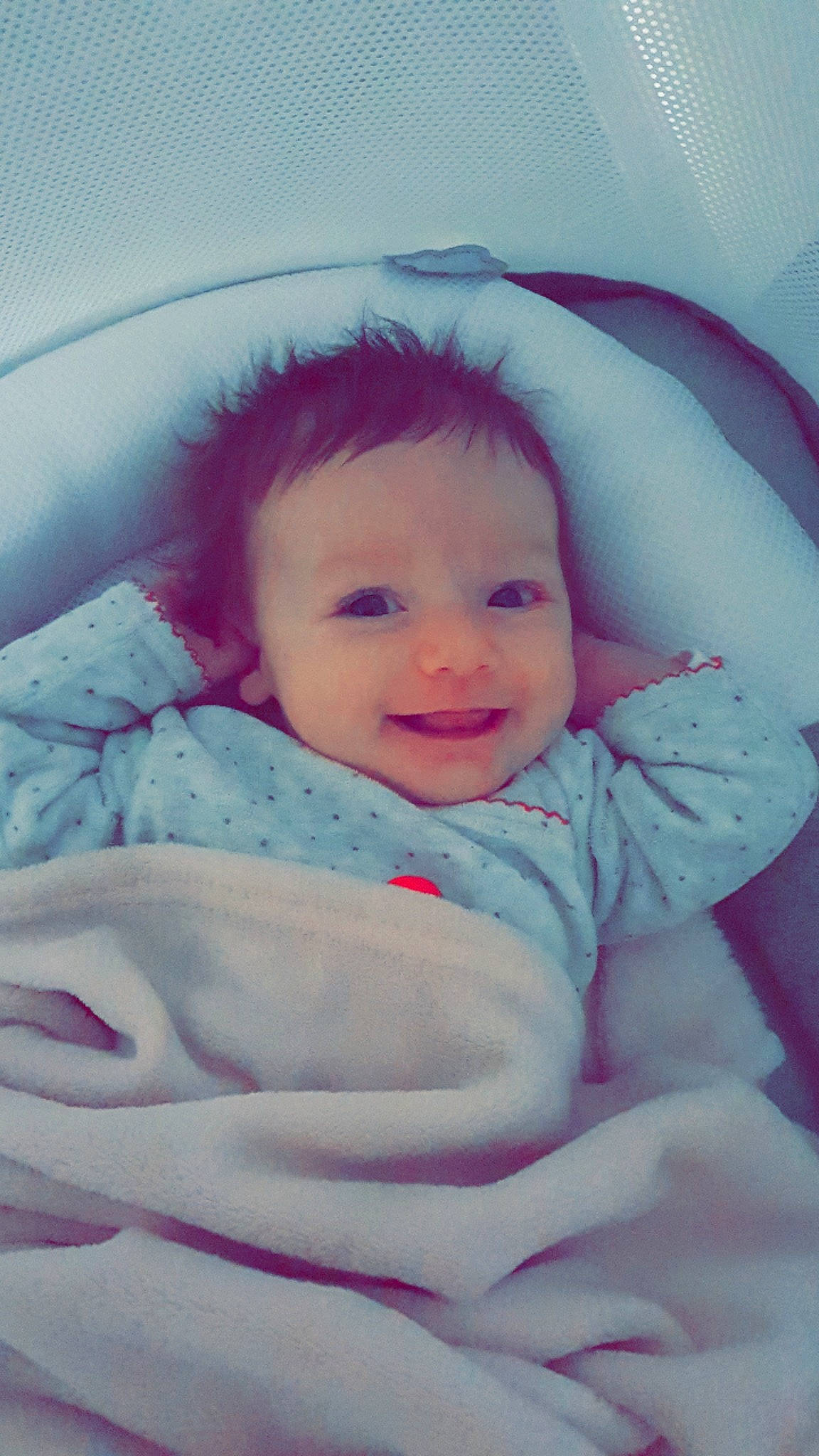 Lyah a rejoint le concours — aidez-le/la à gagner de superbes lots ! baby, cheek, child, comfort, eyebrow, facial_expression, flash_photography, fun, happy, iris, joy, lip, mammal, mouth, nose, person, pink, product, skin, sleeve