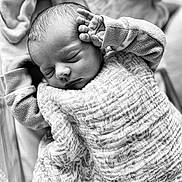 Louna a rejoint le concours — aidez-le/la à gagner de superbes lots ! newborn, baby, sleeping, blanket, swaddle, infant, hand, face, peaceful, closeup, black_and_white, portrait, soft_texture, cozy, rest, young_child, cuteness, delicate, quiet, serene