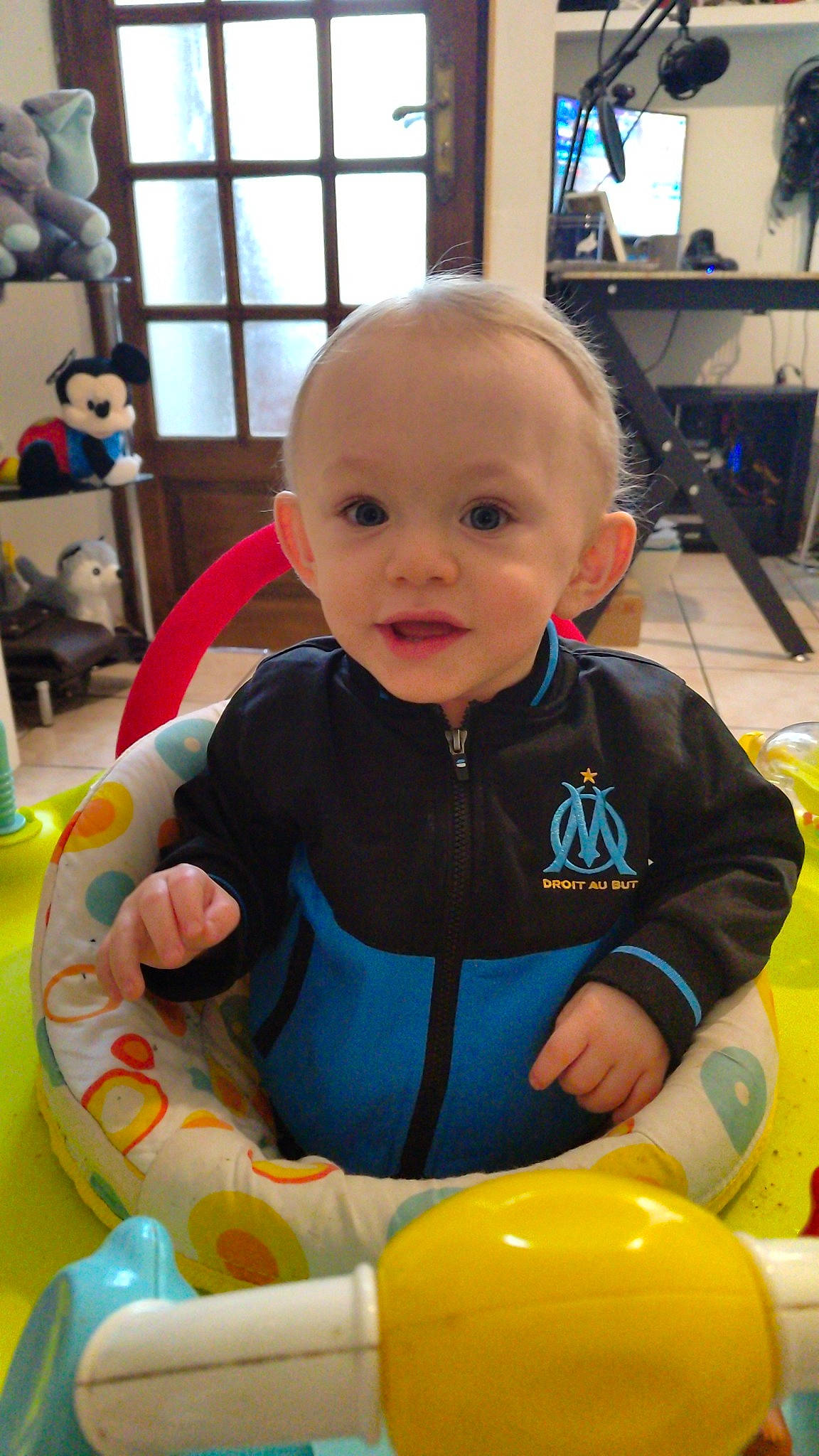 Cody participe au concours pour gagner de l'argent avec cette photo : baby, baby_playing_with_toys, baby_toddler_clothing, blue, child, event, fun, leisure, person, photograph, recreation, room, sitting, skin, smile, snapshot, television, toddler, toy, window