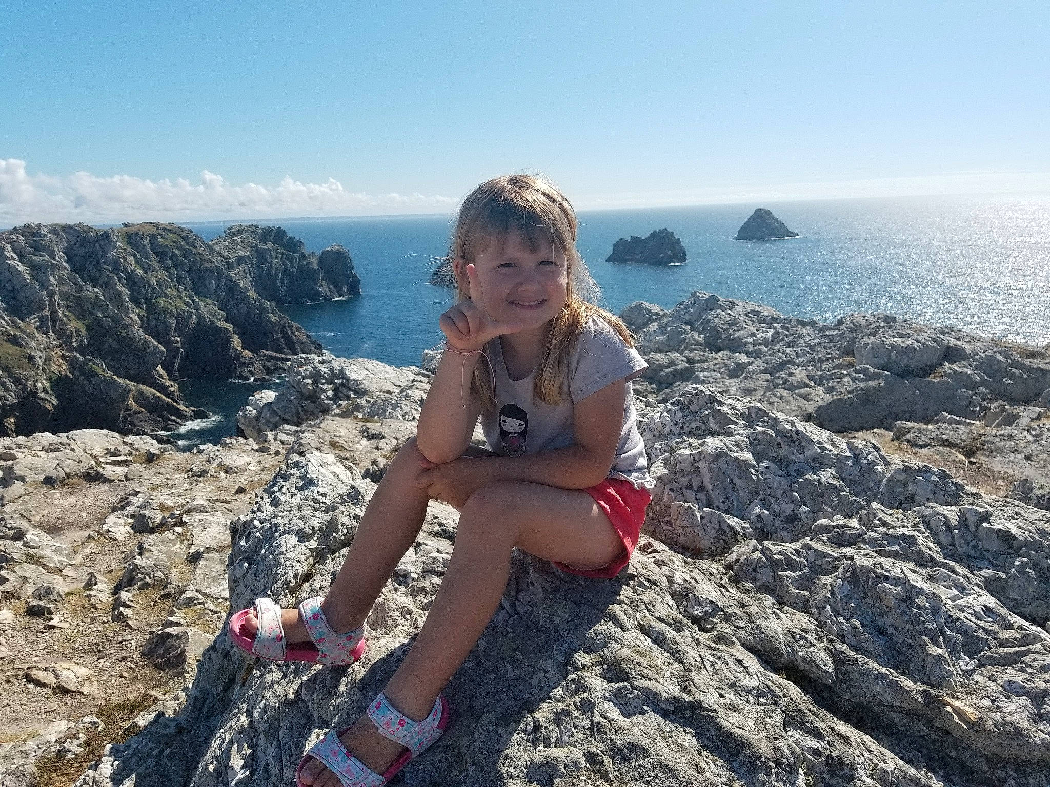 Tyfenn a rejoint le concours — aidez-le/la à gagner de superbes lots ! beach, bedrock, formation, fun, horizon, human_leg, joy, knee, lake, landscape, leg, leisure, person, sand, shore, sky, smile, summer, terrain, thigh