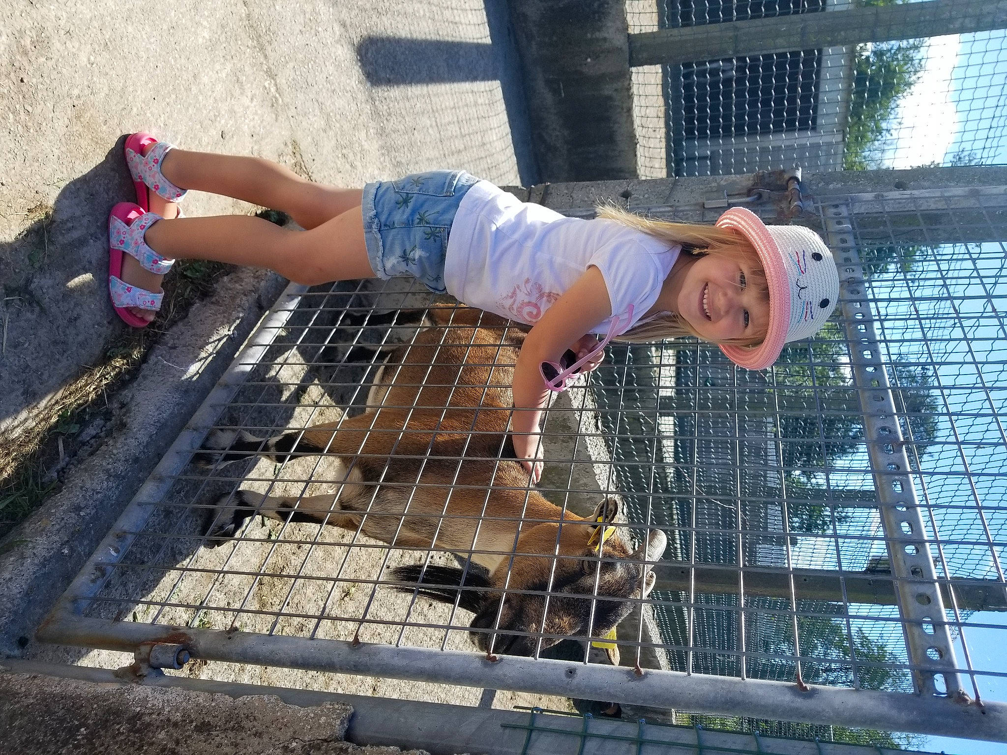 Tyfenn a rejoint le concours — aidez-le/la à gagner de superbes lots ! brickwork, composite_material, cooking, denim, fun, headwear, human_leg, joy, leisure, meat, mesh, metal, pattern, person, recreation, service, shorts, smile, soil, thigh