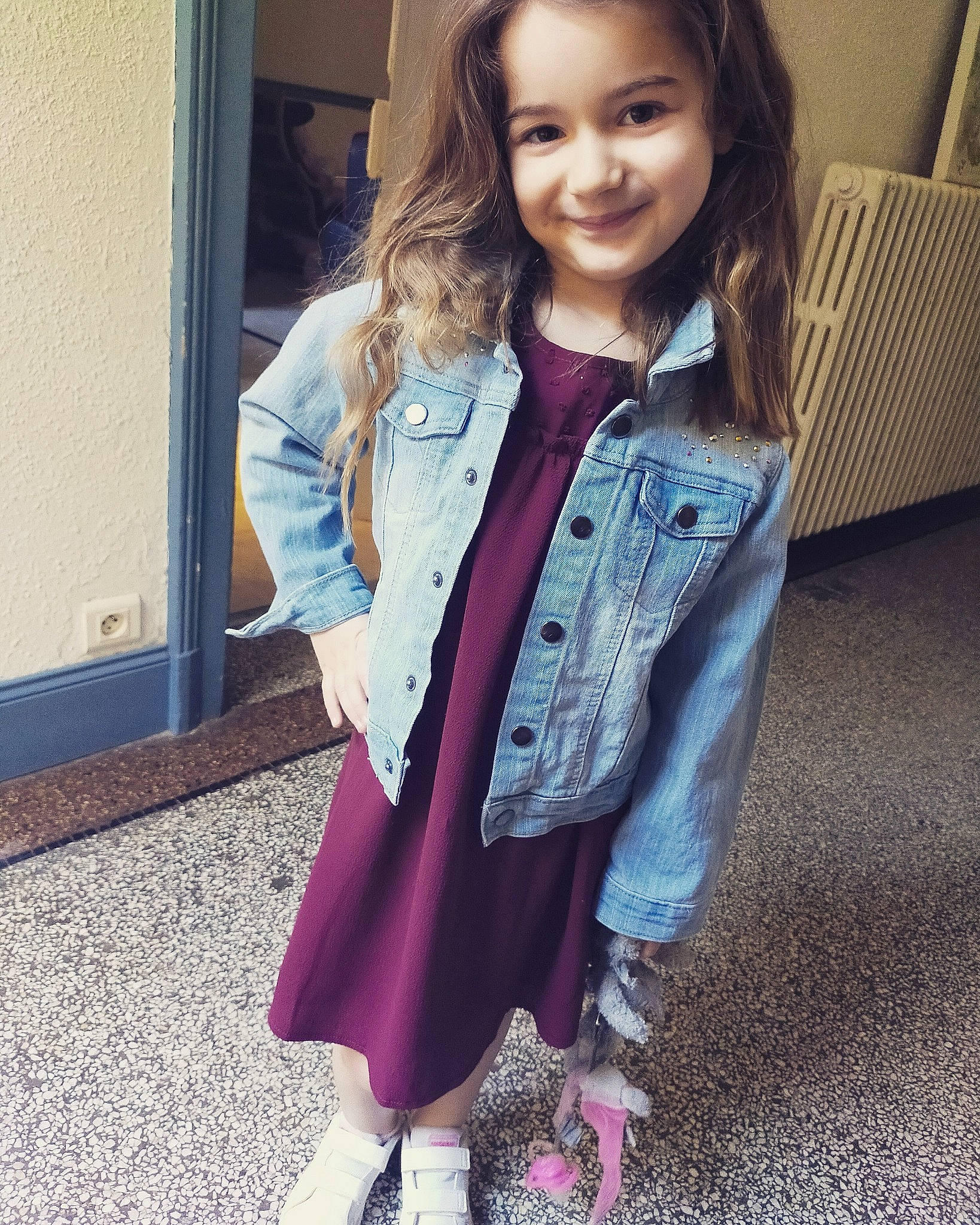 Lana participe au concours pour gagner de l'argent avec cette photo : clothing, collar, cool, denim, dress_shirt, face, fashion_design, hair, hairstyle, iris, joy, knee, lip, neck, person, shoe, shoulder, sleeve, smile, standing