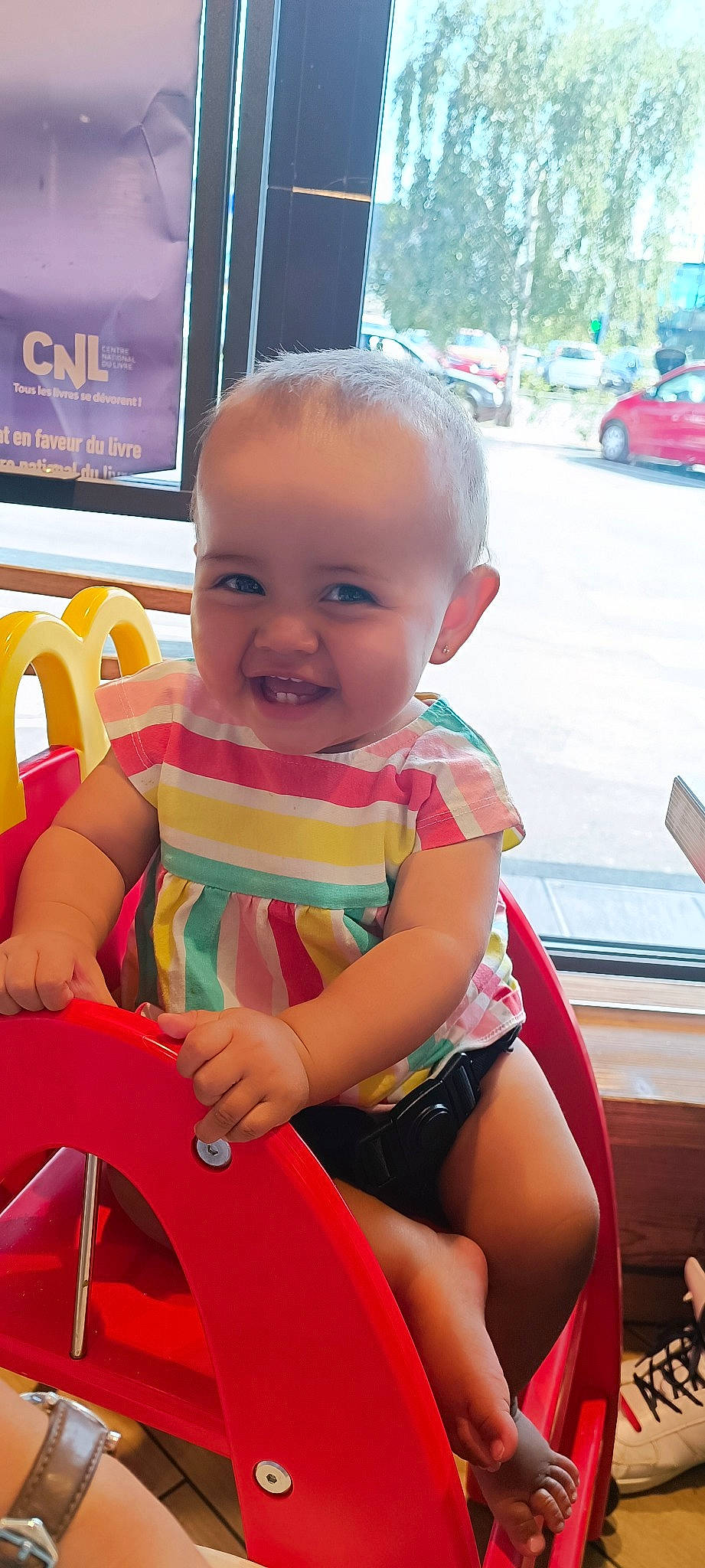 Juanita participe au concours pour gagner de l'argent avec cette photo : baby, baby_toddler_clothing, facial_expression, finger, fun, happy, human_leg, joy, leisure, person, picture_frame, pink, recreation, red, skin, smile, television, thigh, tire, toddler