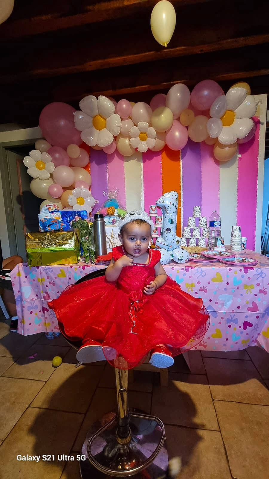 Juanita participe au concours pour gagner de l'argent avec cette photo : arch, balloon, birthday, child, decoration, event, fun, function_hall, happy, lighting, magenta, party, party_supply, peach, person, petal, pink, room, sweetness, table