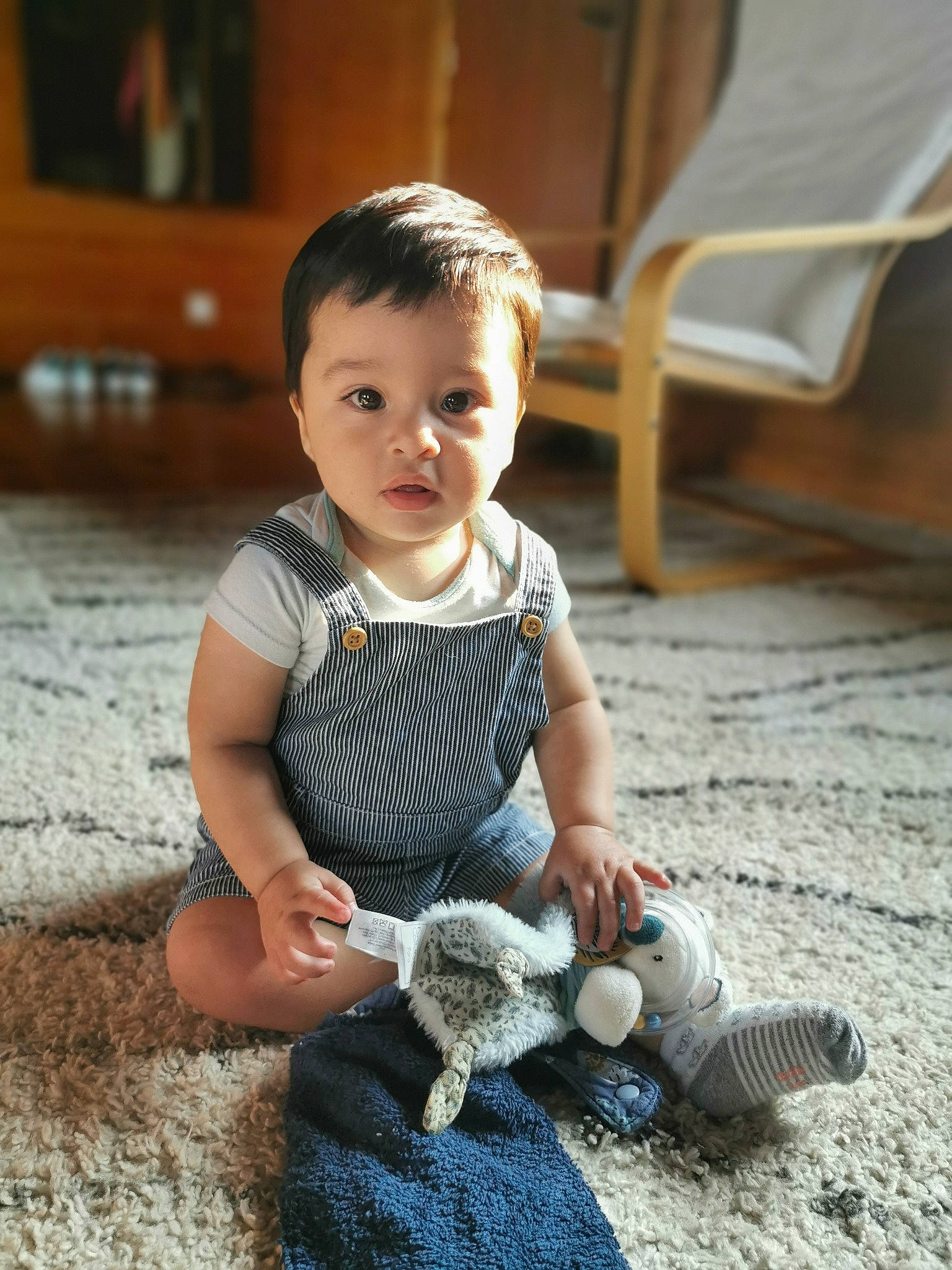 Matéo a rejoint le concours — aidez-le/la à gagner de superbes lots ! baby, baby_toddler_clothing, cheek, child, eye, flooring, fun, grass, happy, organ, pattern, people, person, sitting, skin, sleeve, smile, toddler, toy, wood