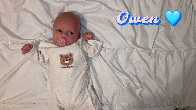 Owen a rejoint le concours — aidez-le/la à gagner de superbes lots ! baby, baby_products, baby_safety, baby_sleeping, baby_toddler_clothing, bed, bedding, bedtime, child, comfort, event, hospital, infant_bed, linens, person, room, sleep, sleeve, t_shirt, textile