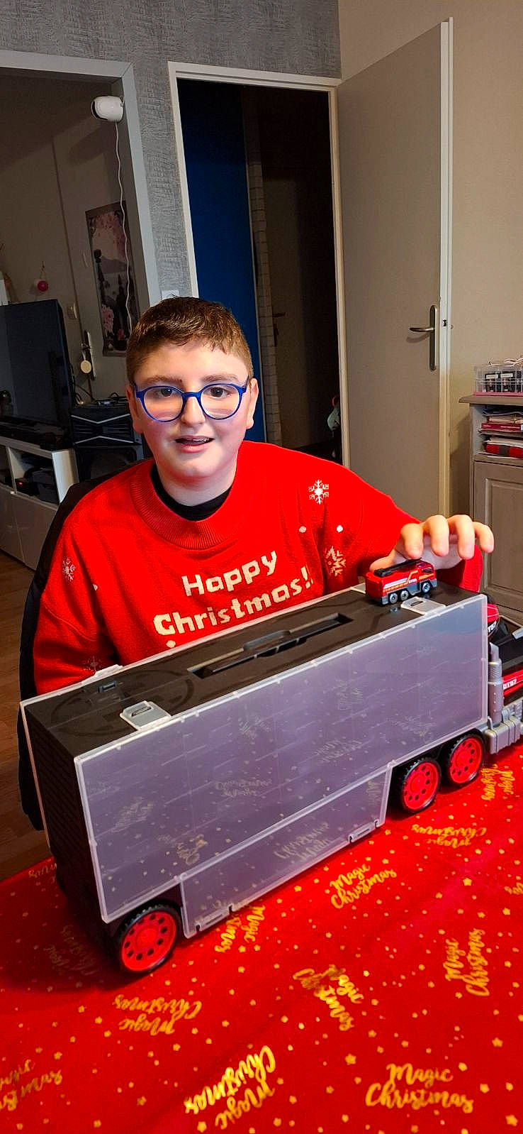 Gregory a rejoint le concours — aidez-le/la à gagner de superbes lots ! accessories, boy, child, clothing, face, glasses, head, machine, male, person, photography, portrait, t_shirt, teen, toy, transportation, truck, urban, vehicle, wheel