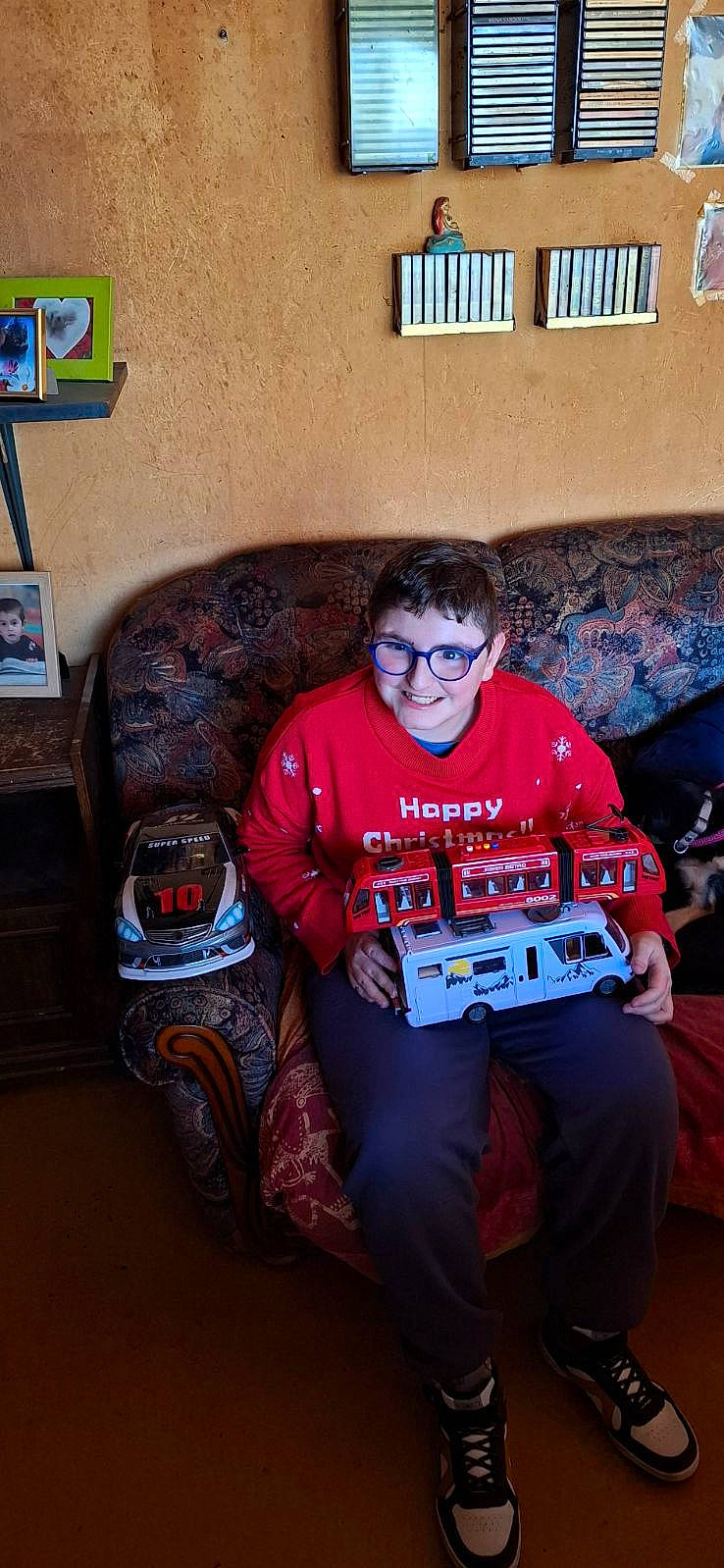 Gregory a rejoint le concours — aidez-le/la à gagner de superbes lots ! architecture, boy, building, clothing, couch, face, footwear, furniture, head, indoors, livingroom, male, pants, person, photography, portrait, room, shoe, t_shirt, teen