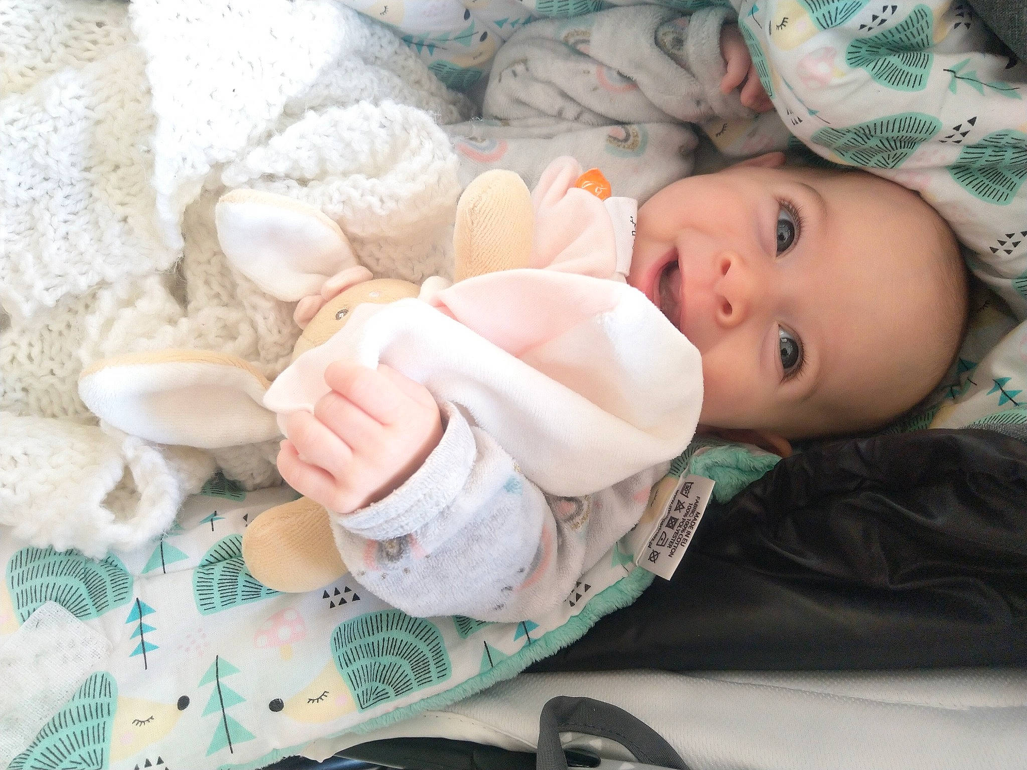 Annabella a rejoint le concours — aidez-le/la à gagner de superbes lots ! baby, baby_sleeping, baby_toddler_clothing, cheek, child, comfort, fashion_accessory, finger, hand, hat, knit_cap, linens, lip, nail, pattern, person, sitting, skin, sun_hat, tableware