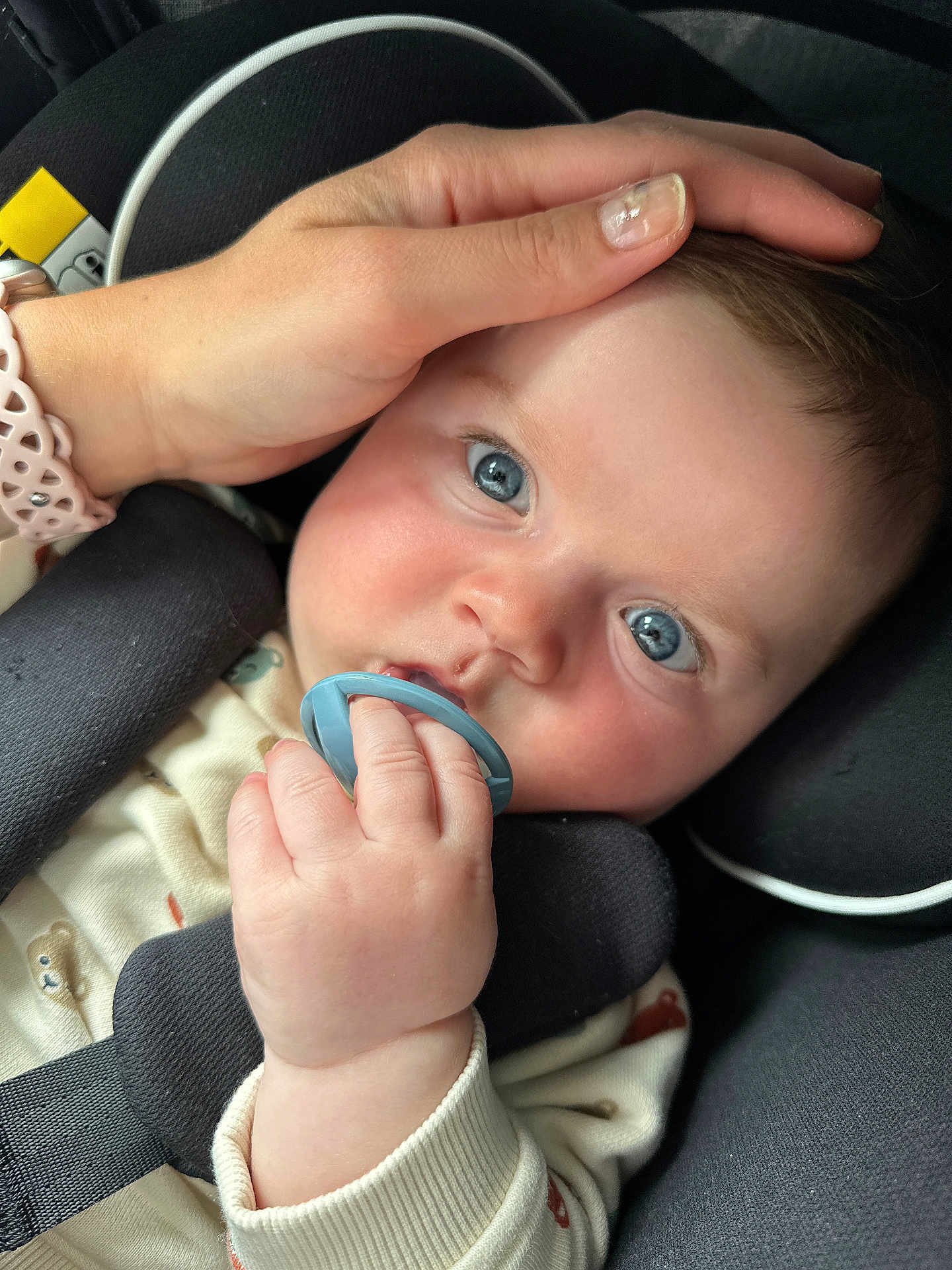 Martin a rejoint le concours — aidez-le/la à gagner de superbes lots ! baby, blue_eyes, pacifier, hand, car_seat, clothing, face, infant, cute, child, close_up, person, sitting, holding, skin, head, nail_polish, comfort, car, seatbelt