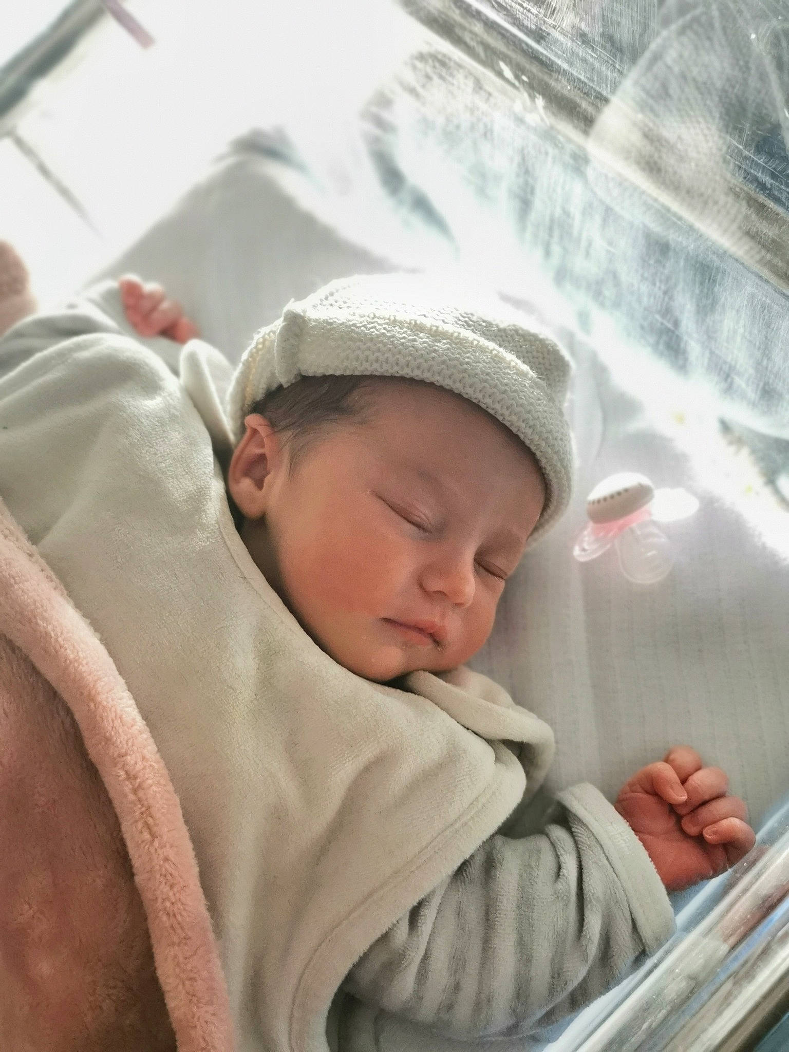 Ydunna a rejoint le concours — aidez-le/la à gagner de superbes lots ! automotive_window_part, baby, baby_products, baby_safety, baby_sleeping, bedtime, cap, child, comfort, fun, happy, headwear, hoodie, linens, nap, person, sleep, toddler, vehicle_door, window