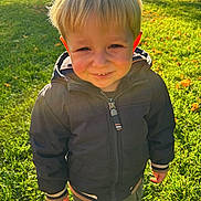 Télio a rejoint le concours — aidez-le/la à gagner de superbes lots ! autumn, blonde_hair, boy, casual_clothing, child, cute, daylight, grass, greenery, happy, jacket, leaf, nature, outdoor, park, person, smile, standing, sunlight, young