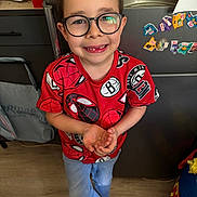 Ayden participe au concours pour gagner de l'argent avec cette photo : blue_jeans, boy, casual_clothing, child, glasses, happy, home, indoor, kitchen, magnets, missing_tooth, person, red_shirt, refrigerator, short_hair, slippers, smiling, spiderman, standing, wooden_floor