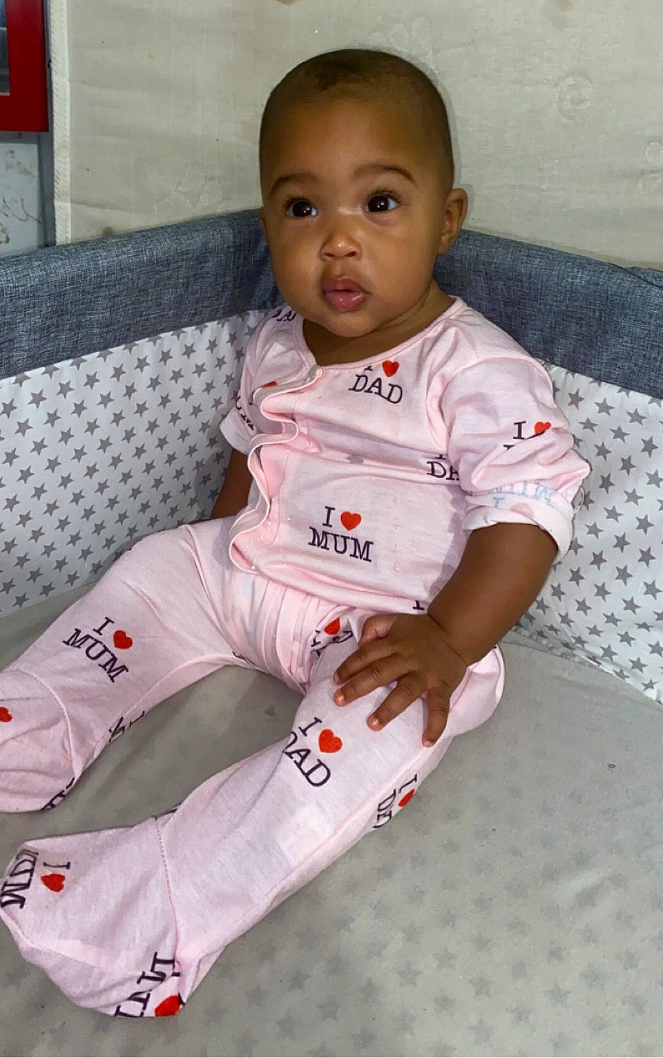 Hawa a rejoint le concours — aidez-le/la à gagner de superbes lots ! arm, baby, baby_toddler_clothing, carmine, comfort, elbow, face, fun, hand, head, human_body, person, sitting, sleeve, sports_jersey, sports_uniform, sportswear, t_shirt, thumb, toddler