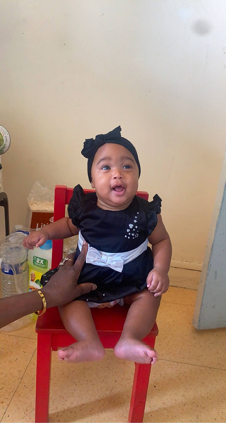 Hawa a rejoint le concours — aidez-le/la à gagner de superbes lots ! baby, baby_toddler_clothing, chair, child, face, fun, happy, hat, head, headwear, human_leg, knee, mechanical_fan, person, room, shorts, sitting, sock, t_shirt, thigh