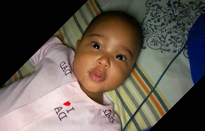 Hawa participe au concours pour gagner de l'argent avec cette photo : baby, baby_toddler_clothing, cheek, child, cool, ear, eyelash, forehead, fun, happy, lip, nose, person, room, skin, sleeve, smile, t_shirt, toddler