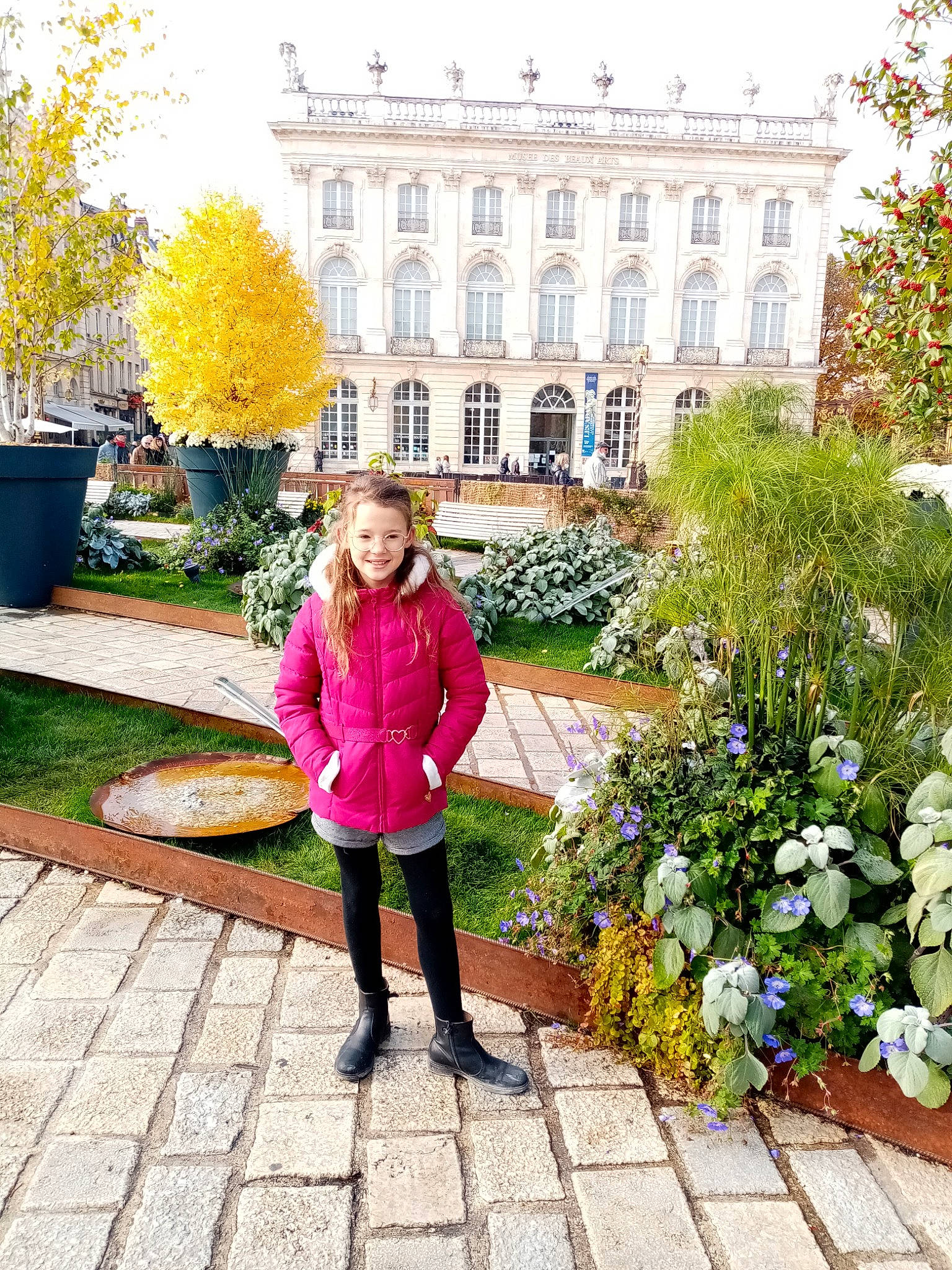 Constance a rejoint le concours — aidez-le/la à gagner de superbes lots ! beauty, botany, building, flooring, flower, flowerpot, garden, grass, green, joy, leisure, people_in_nature, person, plant, recreation, road_surface, shrub, sky, smile, toddler
