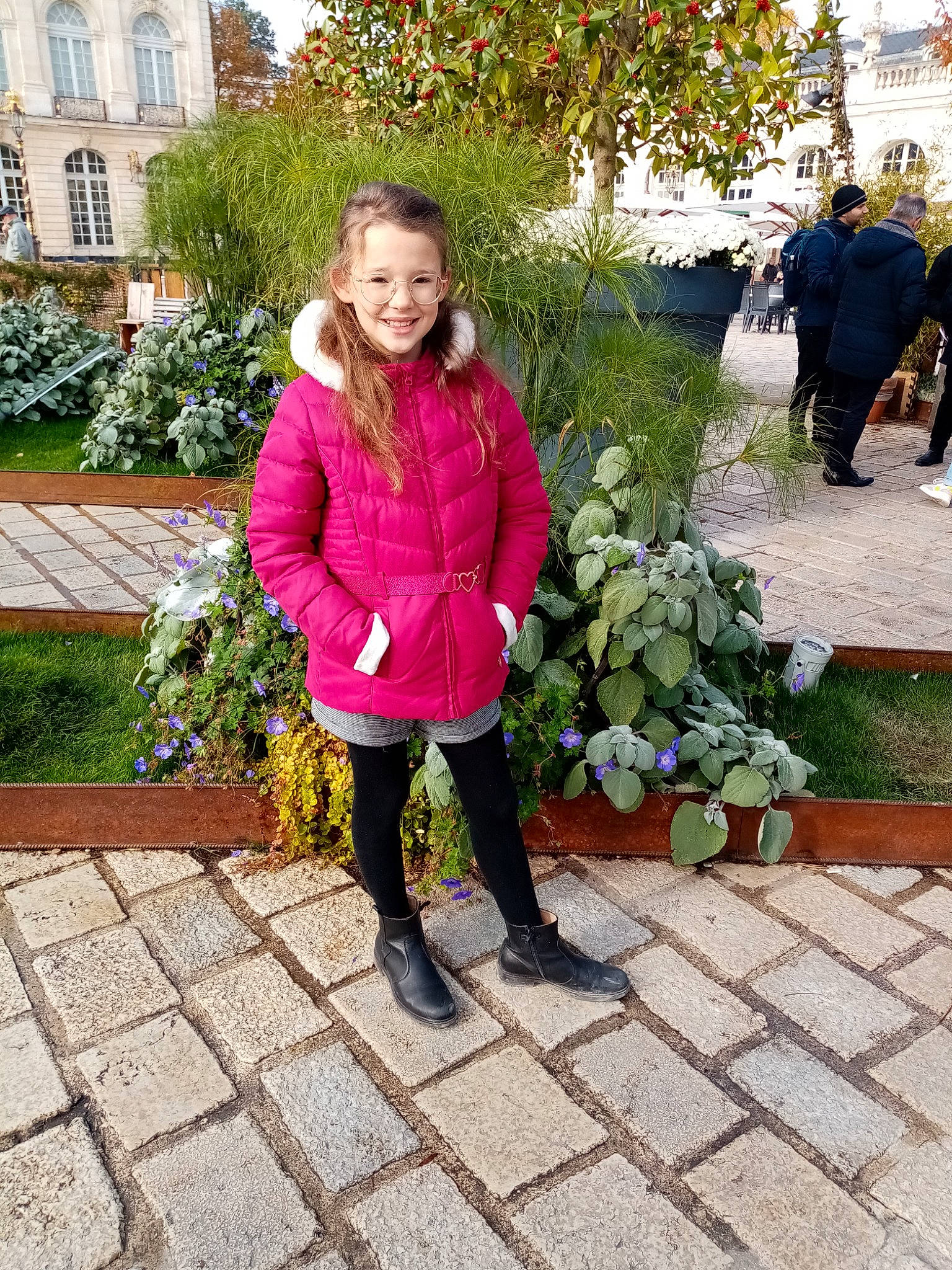 Constance participe au concours pour gagner de l'argent avec cette photo : botany, clothing, footwear, grass, happy, headwear, jacket, joy, knee, leisure, outerwear, person, plant, road_surface, shoe, sidewalk, smile, street_fashion, textile, thigh