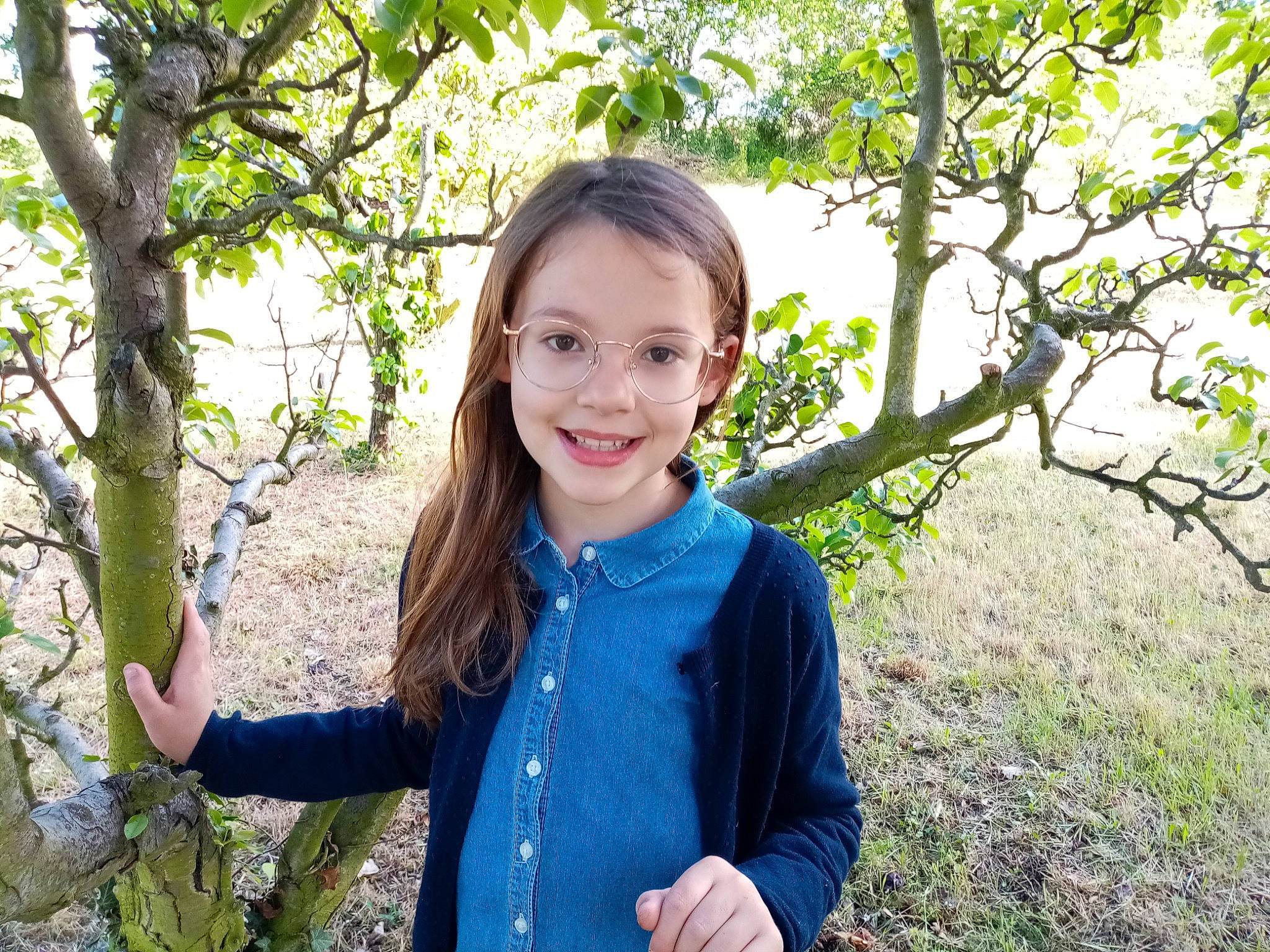 Constance a rejoint le concours — aidez-le/la à gagner de superbes lots ! adventure, electric_blue, forest, fun, grass, happy, joy, laugh, leisure, natural_landscape, people_in_nature, person, plant, recreation, smile, t_shirt, travel, tree, trunk, twig