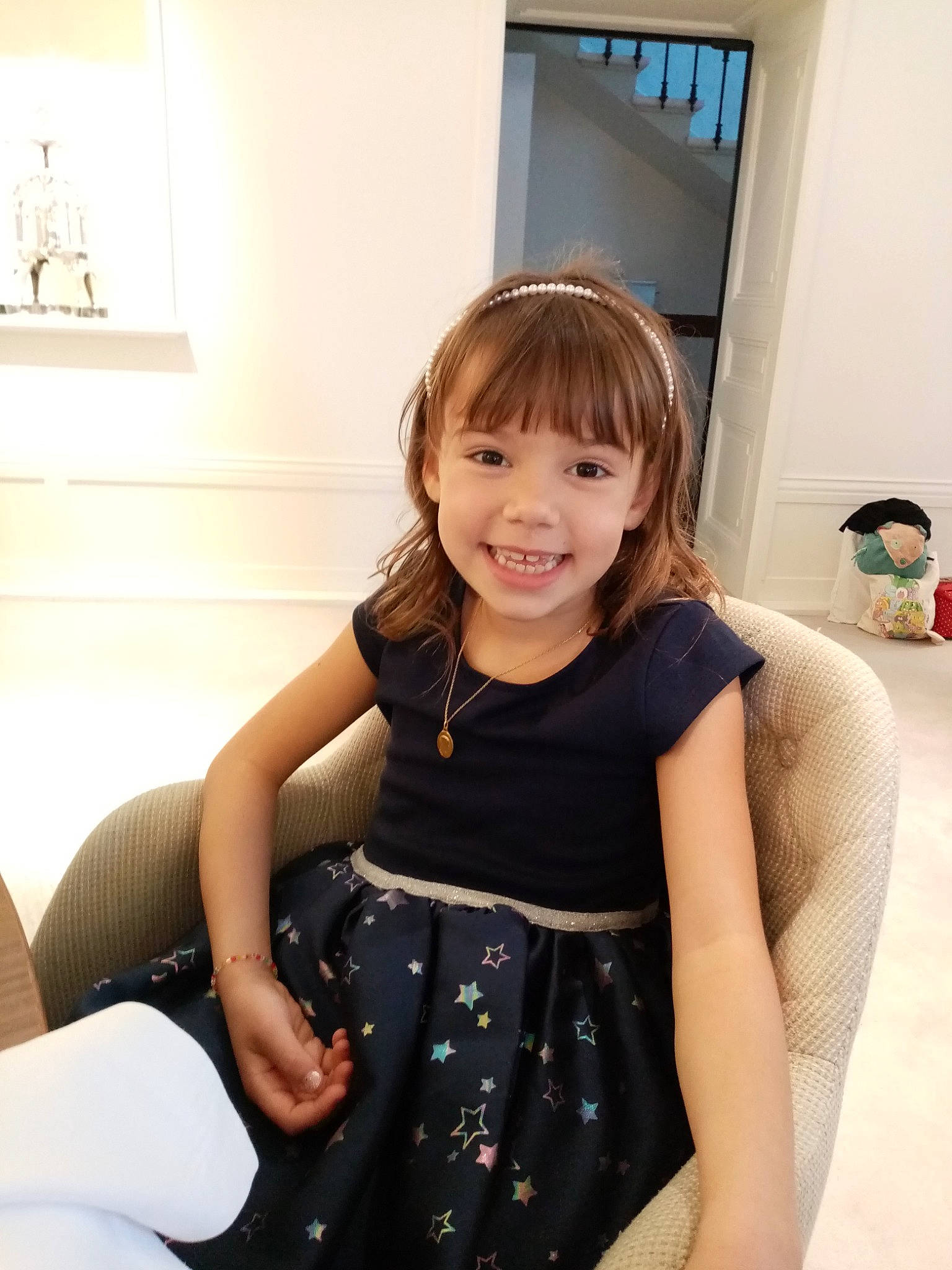 Flore participe au concours pour gagner de l'argent avec cette photo : abdomen, baby_toddler_clothing, black_hair, child, elbow, hairstyle, happy, human, joint, joy, long_hair, neck, person, picture_frame, shoulder, sleeve, smile, standing, thigh, toddler