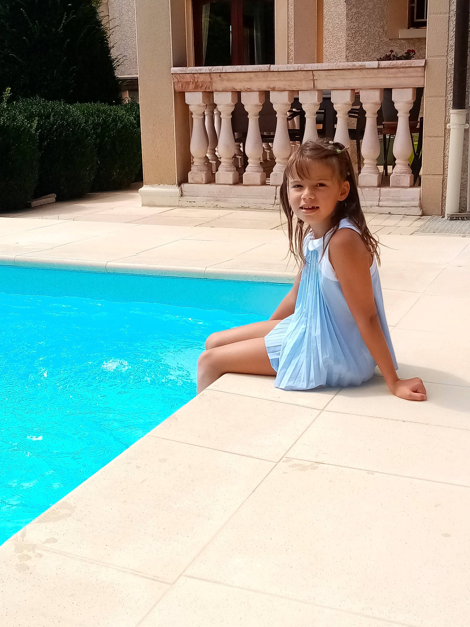 Flore a rejoint le concours — aidez-le/la à gagner de superbes lots ! azure, barefoot, child, floor, flooring, fun, grass, green, happy, human_leg, leisure, person, plant, recreation, rectangle, sitting, smile, swimming_pool, toddler, water