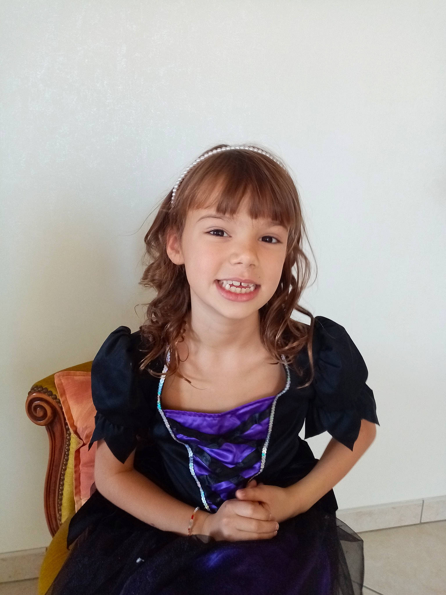 Flore a rejoint le concours — aidez-le/la à gagner de superbes lots ! bangs, day_dress, dress, eyelash, fashion_design, flash_photography, formal_wear, gesture, happy, iris, jewellery, joy, layered_hair, long_hair, makeover, neck, person, sleeve, smile, toddler