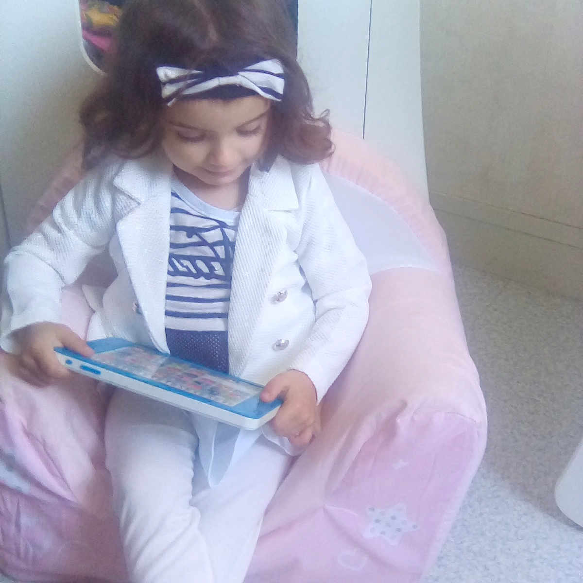 Eléonore a rejoint le concours — aidez-le/la à gagner de superbes lots ! accessories, blazer, chair, child, clothing, coat, couch, cushion, face, female, formalwear, furniture, girl, head, homedecor, jacket, labcoat, person, photography, portrait