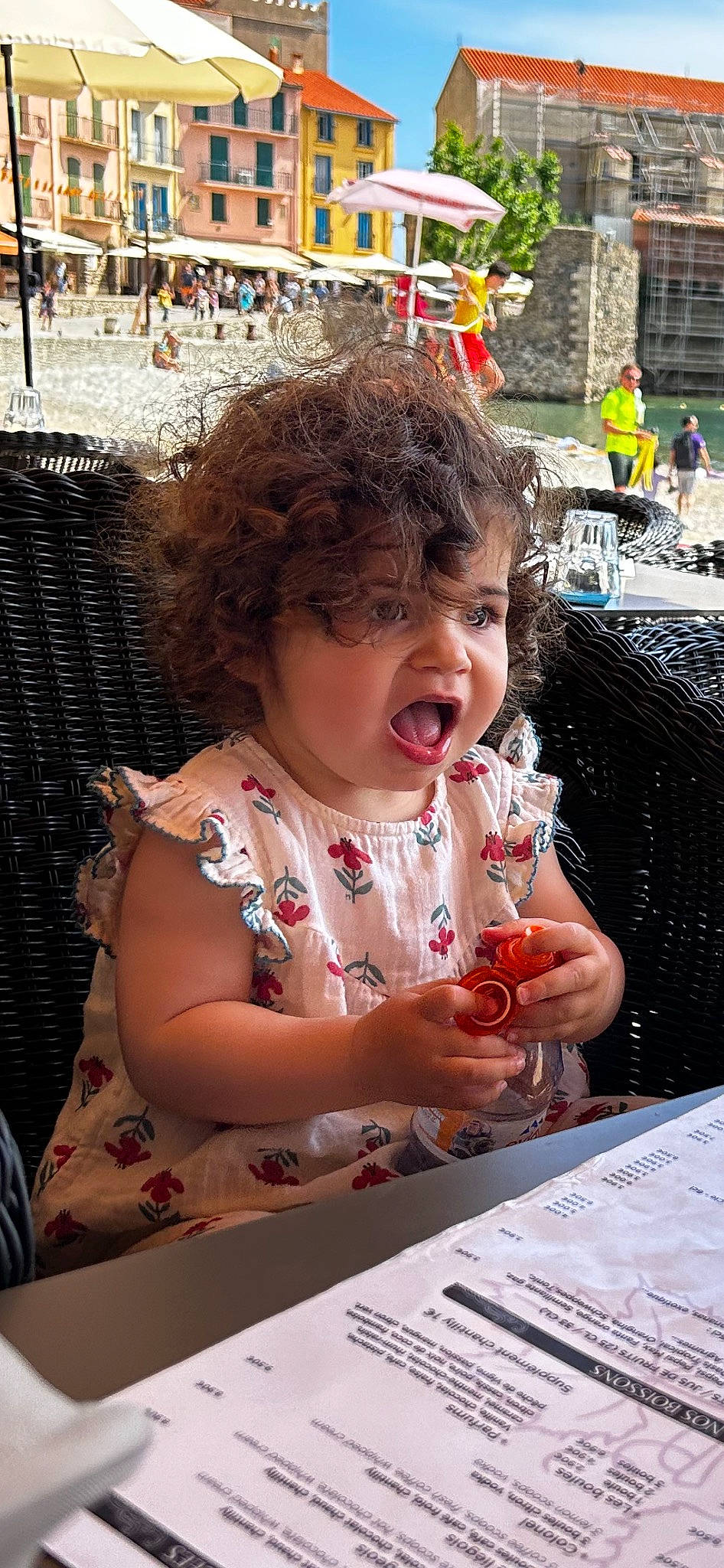 Lou a rejoint le concours — aidez-le/la à gagner de superbes lots ! adaptation, chair, child, event, eyewear, finger, fun, happy, leisure, mouth, person, recreation, snapshot, street, summer, sunglasses, sweetness, t_shirt, toddler, tree