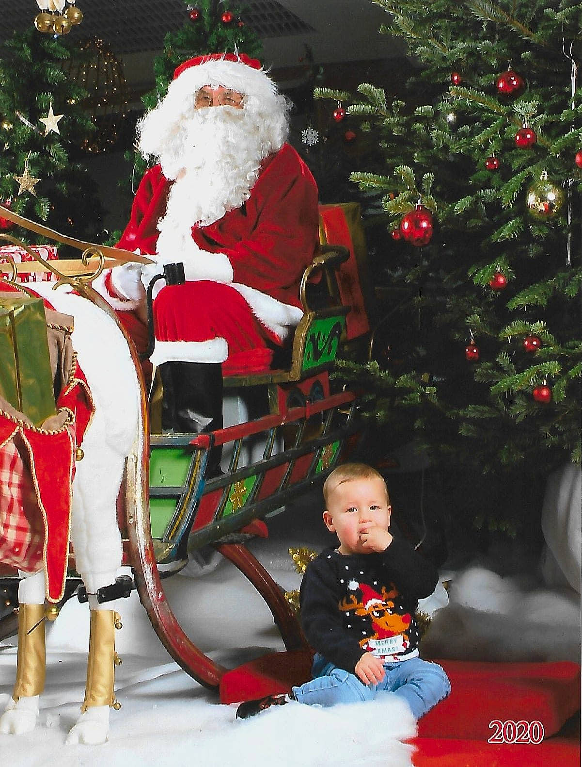 Aaron participe au concours pour gagner de l'argent avec cette photo : beard, christmas, christmas_decoration, christmas_eve, christmas_ornament, christmas_tree, event, fictional_character, green, holiday, lap, mammal, person, photograph, plant, red, santa_claus, snapshot, toddler, tradition