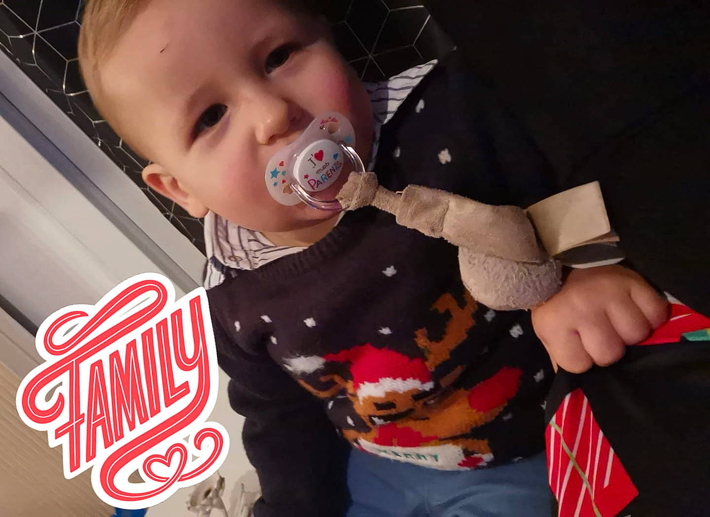 Aaron a rejoint le concours — aidez-le/la à gagner de superbes lots ! baby, baby_products, baby_toddler_clothing, carbonated_soft_drinks, child, cola, drink, eyelash, finger, food, fun, hairstyle, happy, junk_food, logo, organ, person, sleeve, sweetness, t_shirt