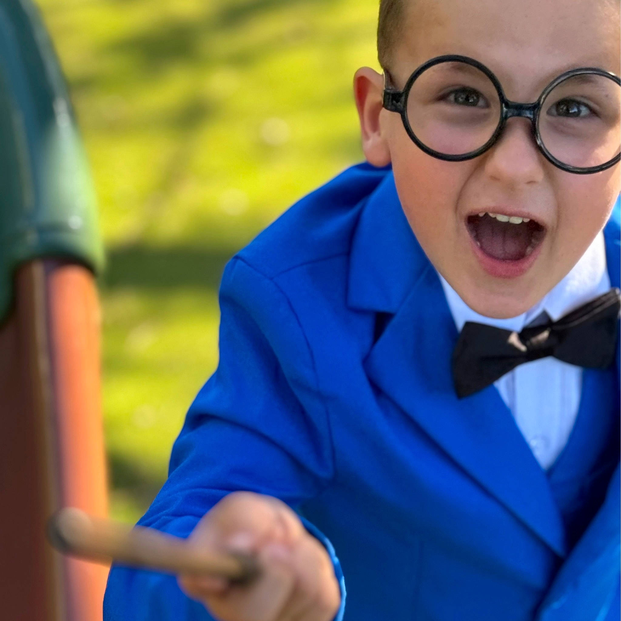 Aaron participe au concours pour gagner de l'argent avec cette photo : blazer, blue, bow_tie, collar, dress, electric_blue, event, eyewear, finger, formal_wear, fun, gesture, happy, outerwear, person, personal_protective_equipment, standing, suit, tie, toddler