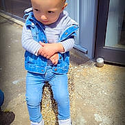 Eden a rejoint le concours — aidez-le/la à gagner de superbes lots ! casual_clothing, child, curious, cute, daylight, denim, door, jeans, outdoor, person, portrait, shadow, sidewalk, sneakers, stone_post, sunlight, toddler, vest, window, young