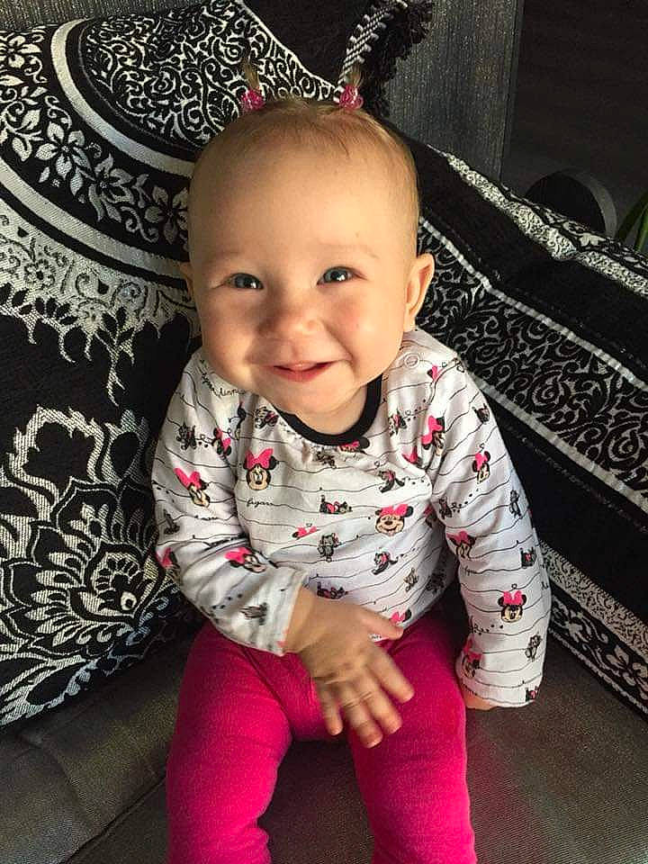 Inaya a rejoint le concours — aidez-le/la à gagner de superbes lots ! baby, baby_toddler_clothing, cheek, child, ear, face, fashion_accessory, hair_accessory, head, headgear, joy, person, pink, sitting, skin, smile, toddler