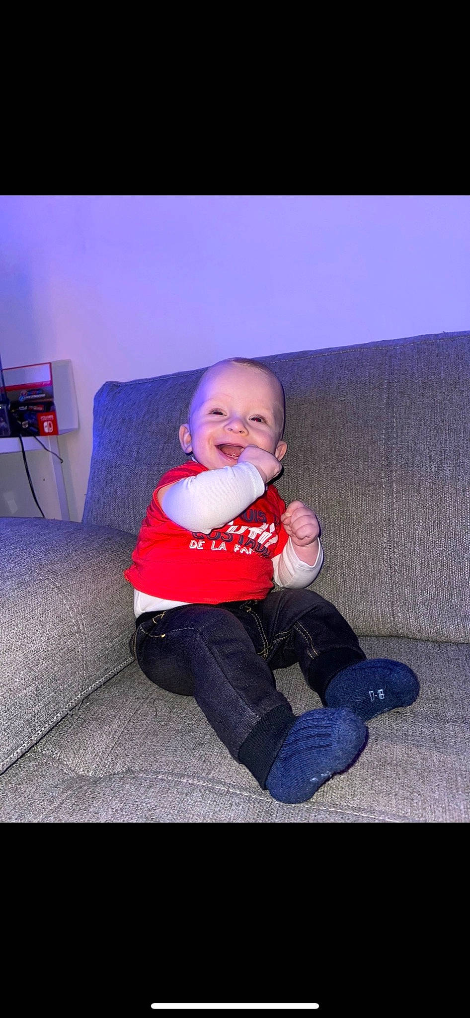 Benjamin a rejoint le concours — aidez-le/la à gagner de superbes lots ! baby, baby_toddler_clothing, blue, cheek, child, comfort, couch, electric_blue, finger, flash_photography, flooring, fun, happy, joy, knee, lap, person, sitting, smile, standing