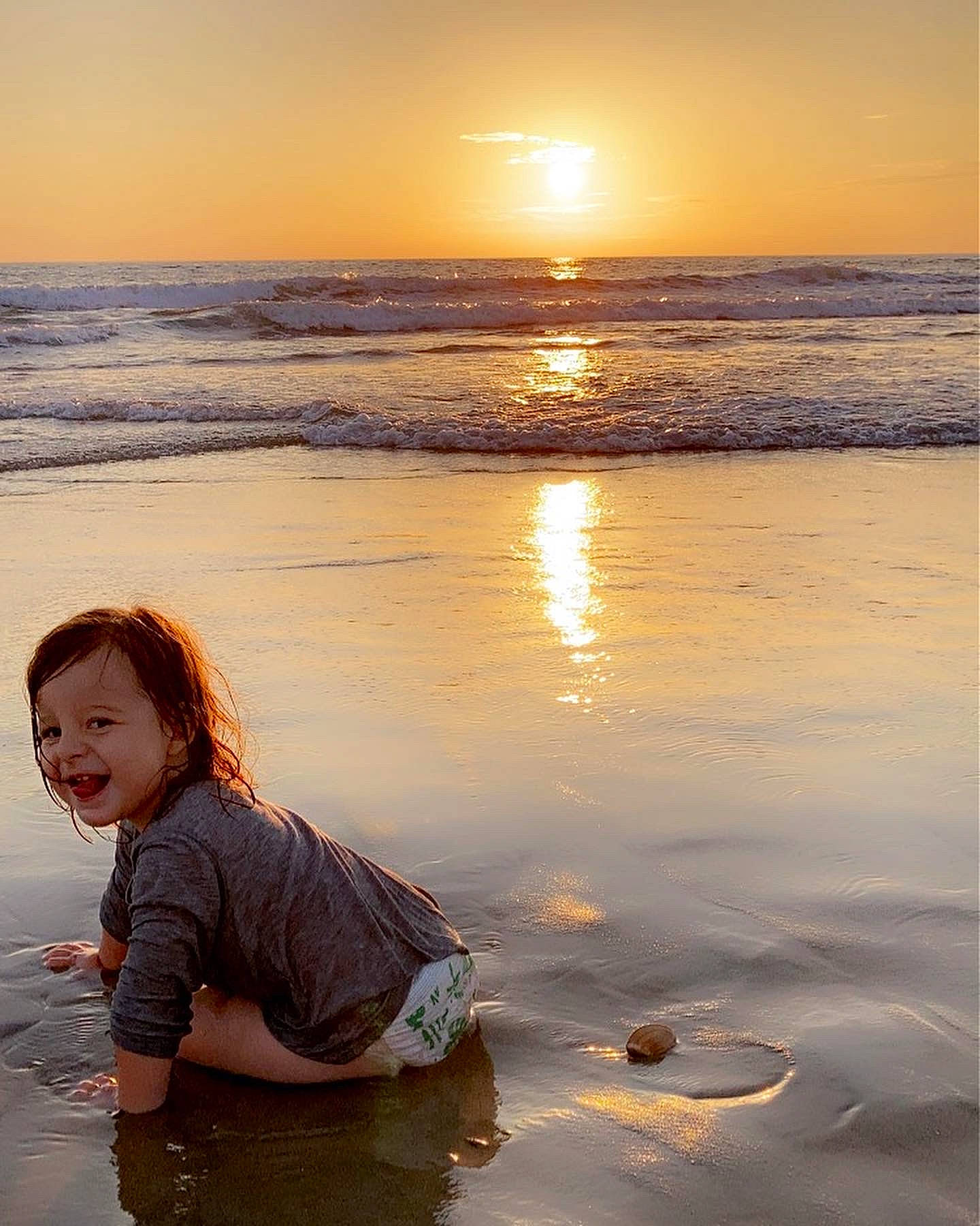 Emiliano Cervantes is registered to the contest to win money with this photo: astronomical_object, beach, dusk, flash_photography, fun, happy, horizon, landscape, light, morning, people_in_nature, people_on_beach, person, photograph, sky, summer, sunlight, sunrise, sunset, water