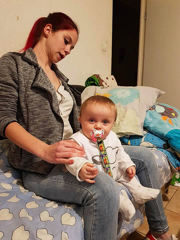 Syam a rejoint le concours — aidez-le/la à gagner de superbes lots ! baby, child, daughter, joy, mother, person, sitting, toddler