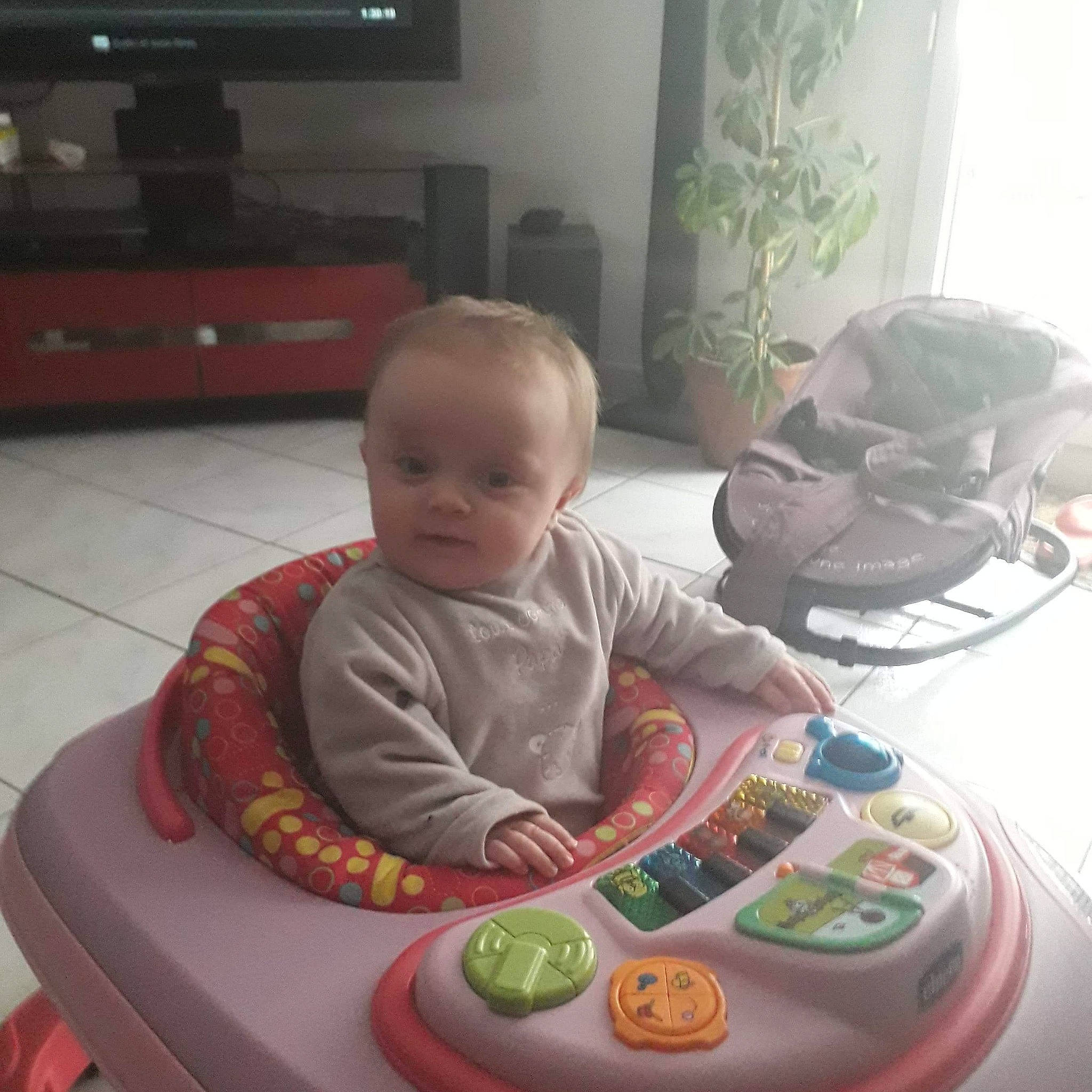 Syam participe au concours pour gagner de l'argent avec cette photo : baby, child, electronic_device, person, play, sitting, toddler