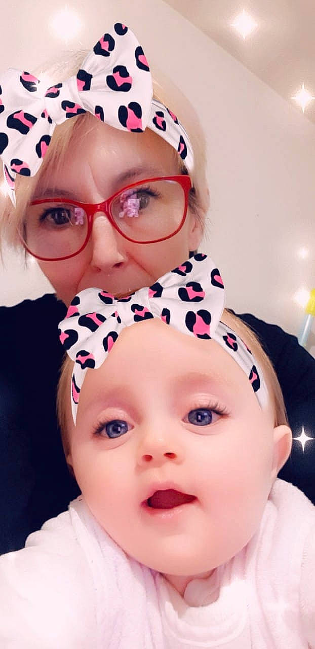 Syam participe au concours pour gagner de l'argent avec cette photo : baby, cheek, child, eyebrow, eyewear, face, fashion_accessory, forehead, glasses, hair_accessory, head, headgear, headwear, joy, lip, person, pink, selfie, toddler