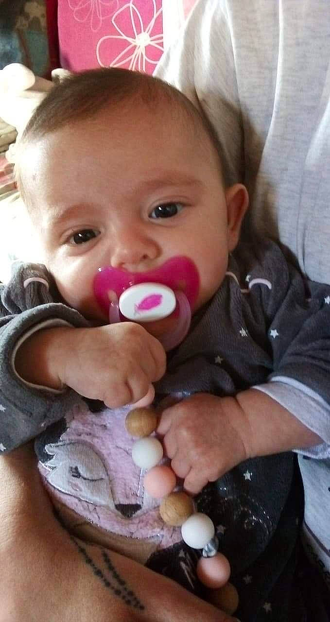 Jade a rejoint le concours — aidez-le/la à gagner de superbes lots ! baby, baby_toys, cheek, child, finger, nose, person, pink, play, smile, toddler