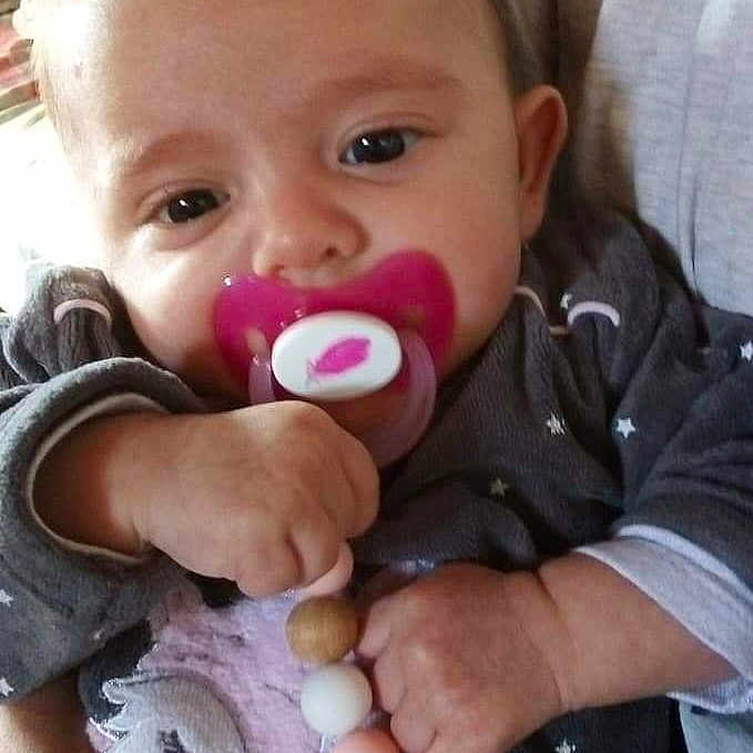 Jade a rejoint le concours — aidez-le/la à gagner de superbes lots ! baby, baby_toys, cheek, child, finger, nose, person, pink, play, smile, toddler