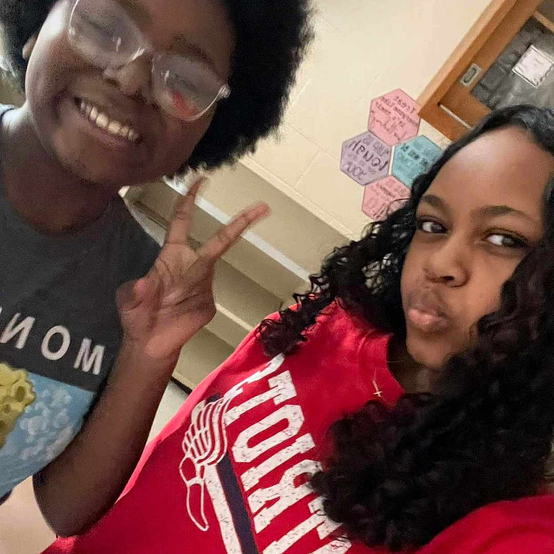 Quintasia joined the competition — help win amazing prizes! accessories, adult, clothing, curlyhair, face, female, glasses, hair, happy, head, jewelry, necklace, person, photobombing, photography, portrait, selfie, smile, t_shirt, woman