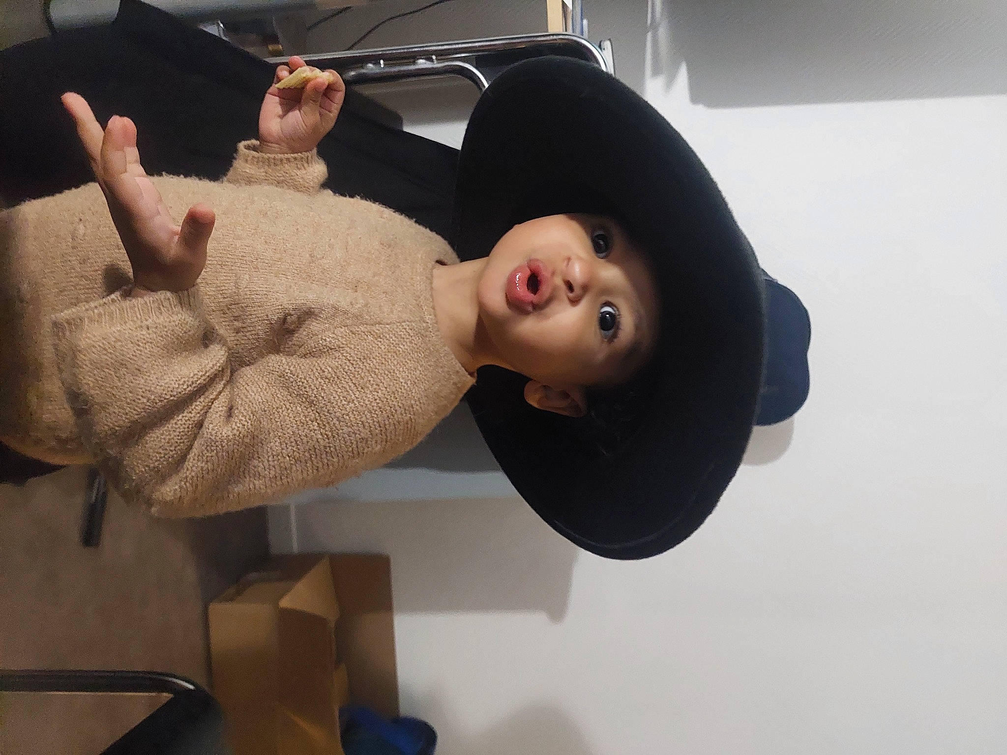 April a rejoint le concours — aidez-le/la à gagner de superbes lots ! child, comfort, elbow, eyelash, fashion_accessory, gesture, hat, headgear, headwear, person, room, sleeve, smile, sun_hat, wrist