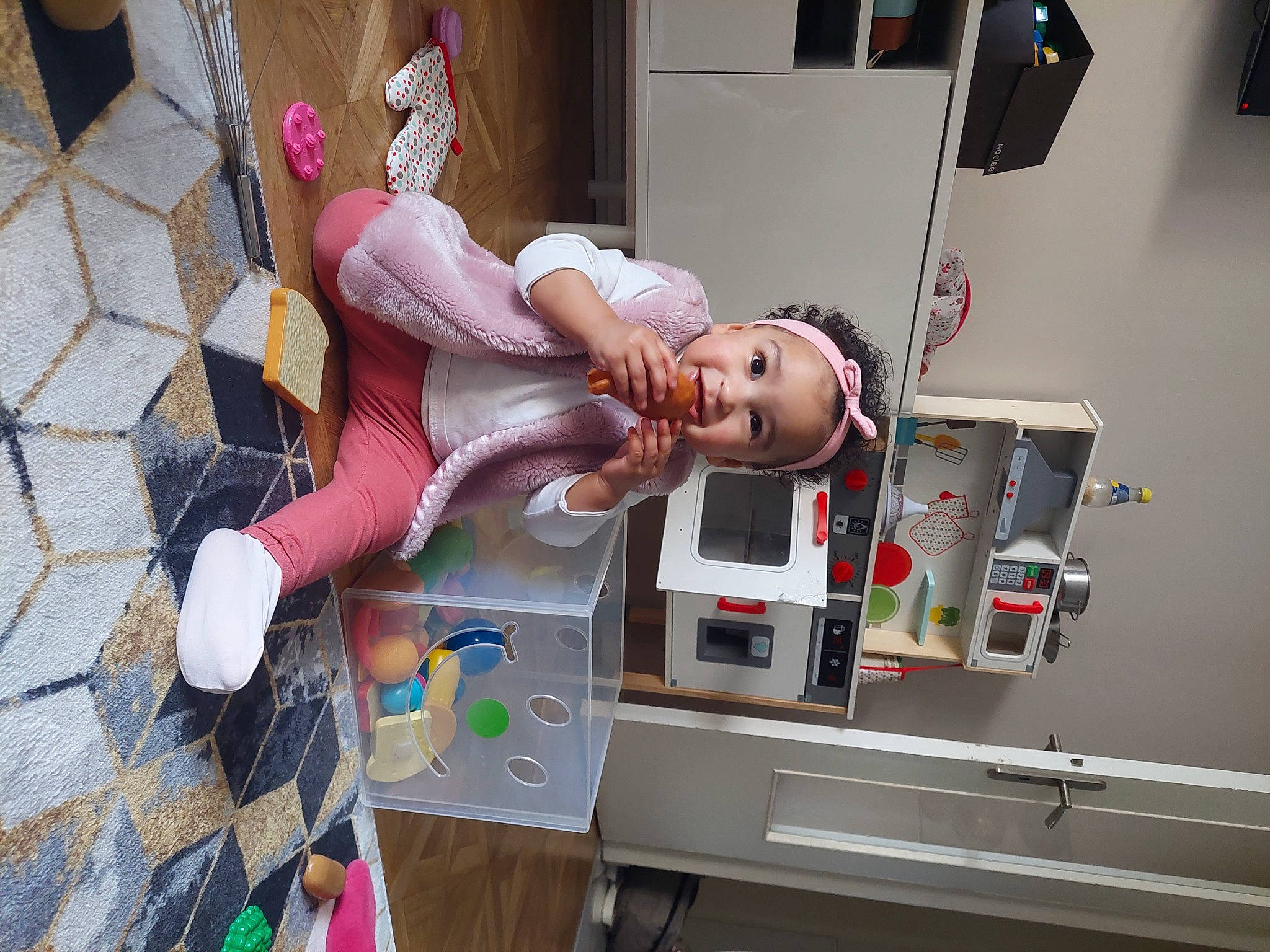 April participe au concours pour gagner de l'argent avec cette photo : art, artist, event, flesh, fun, headwear, joy, machine, person, room, sculpture, statue, thigh, visual_arts