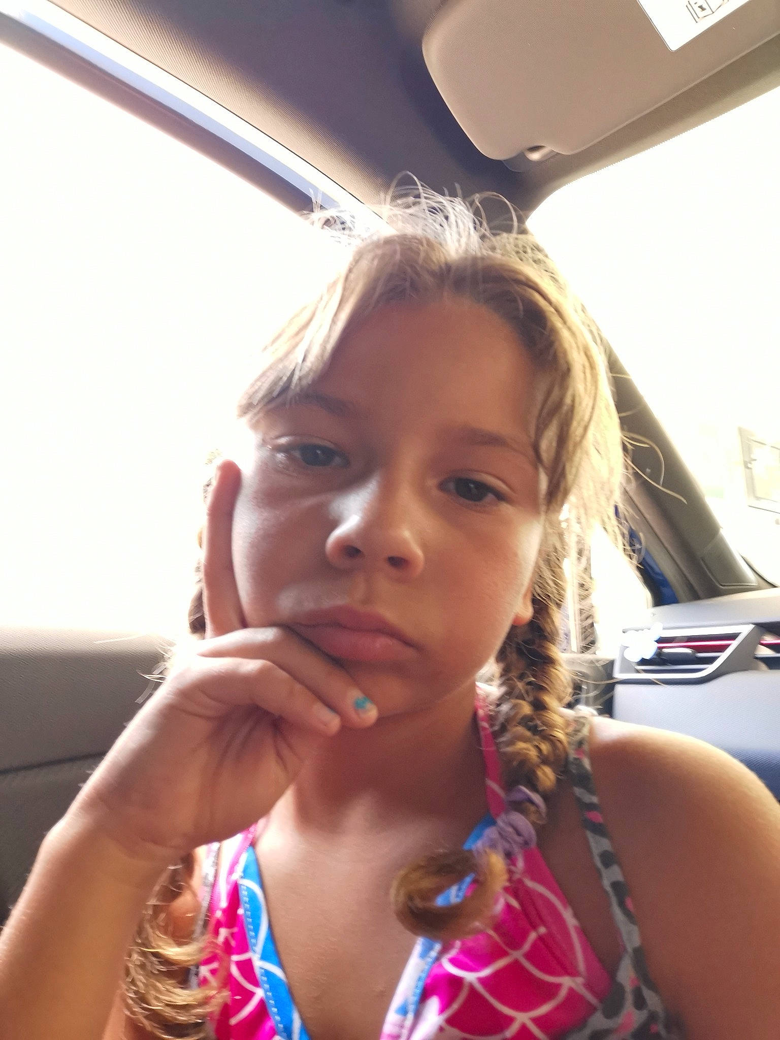 Laura participe au concours pour gagner de l'argent avec cette photo : cool, ear, eyebrow, eyelash, eyewear, facial_expression, finger, fun, gesture, hair, happy, jaw, jewellery, leisure, lip, long_hair, mouth, nose, person, skin